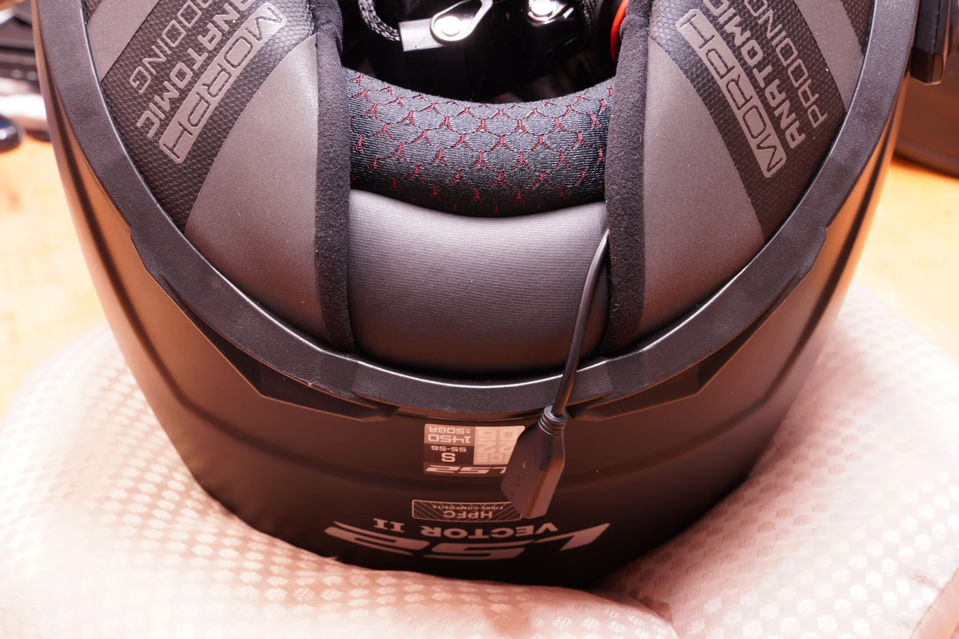 Geschützter USB-Ladeanschluss im hinteren Bereich des LS2 Vector II