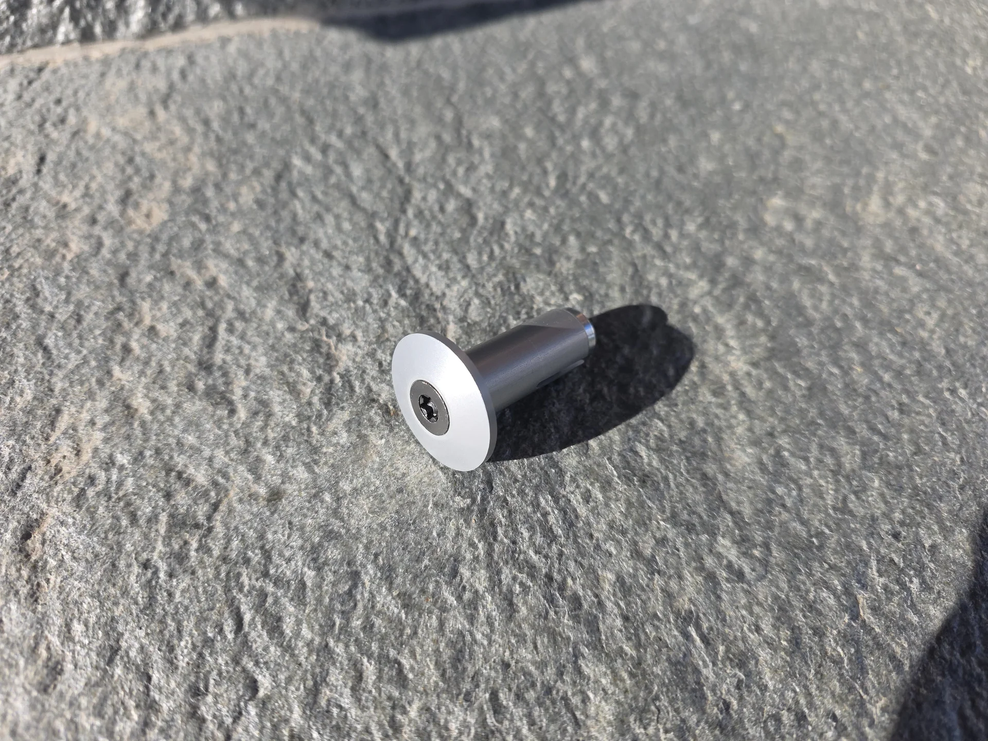 Vorbereitung der Spreizhülse für die vordere Befestigung des Kardanschutzes