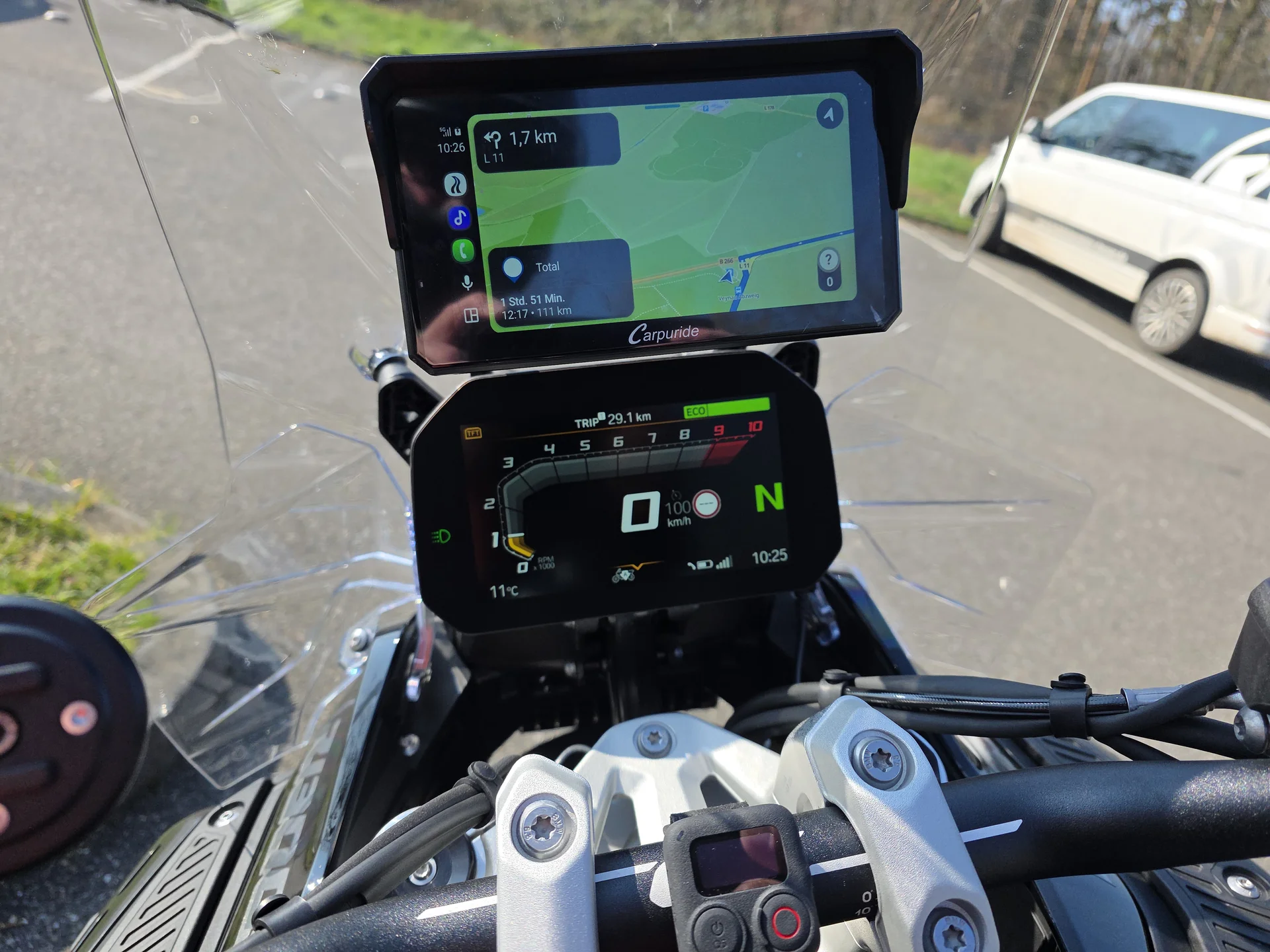 Cockpit-Ansicht der BMW R1300 GSA mit montiertem Carpuride-Display und aktiver Navigation.