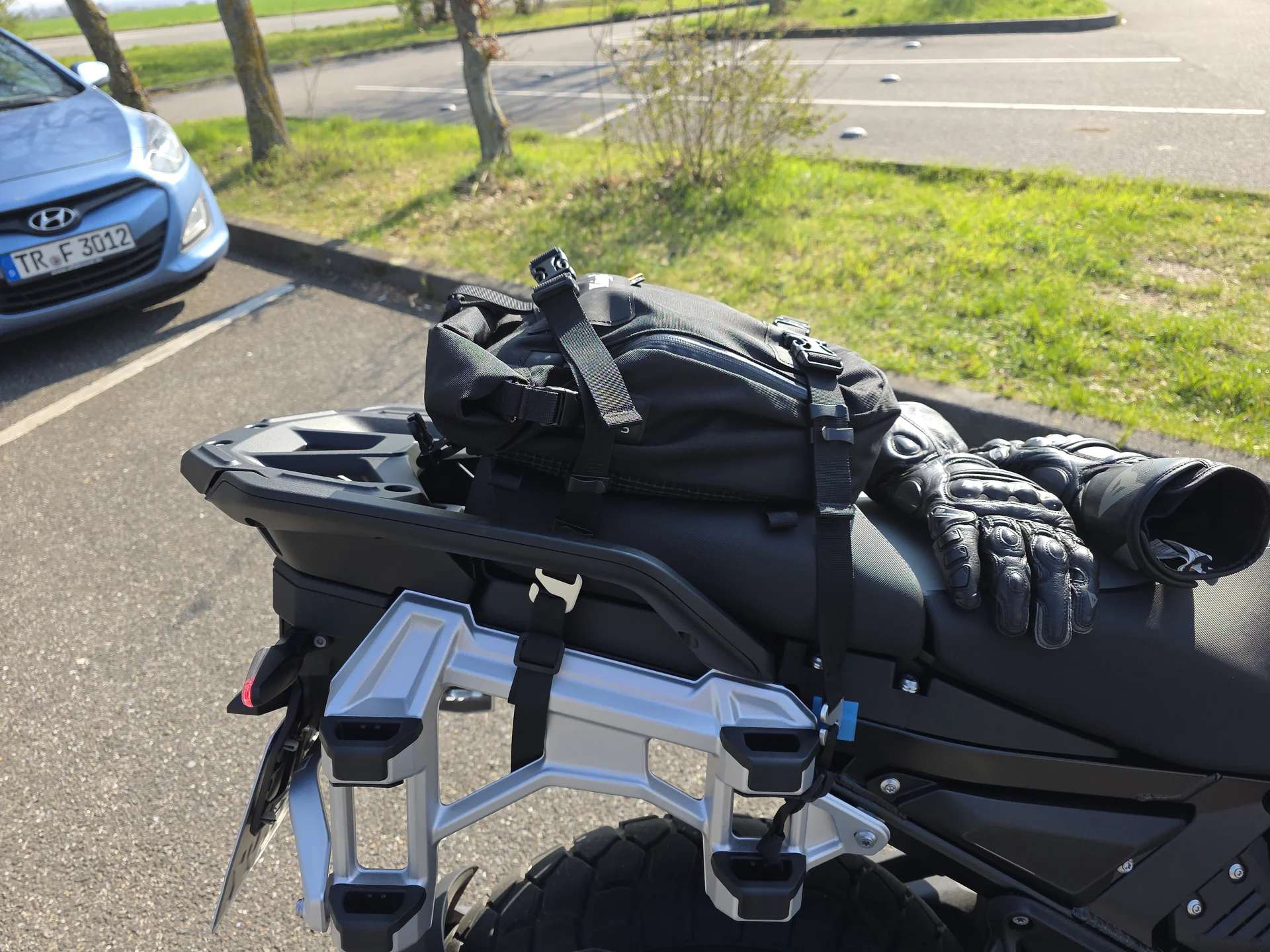 Detailansicht der montierten Kriega US 10 Hecktasche an der BMW R1300 GSA für Tagestouren-Gepäck.