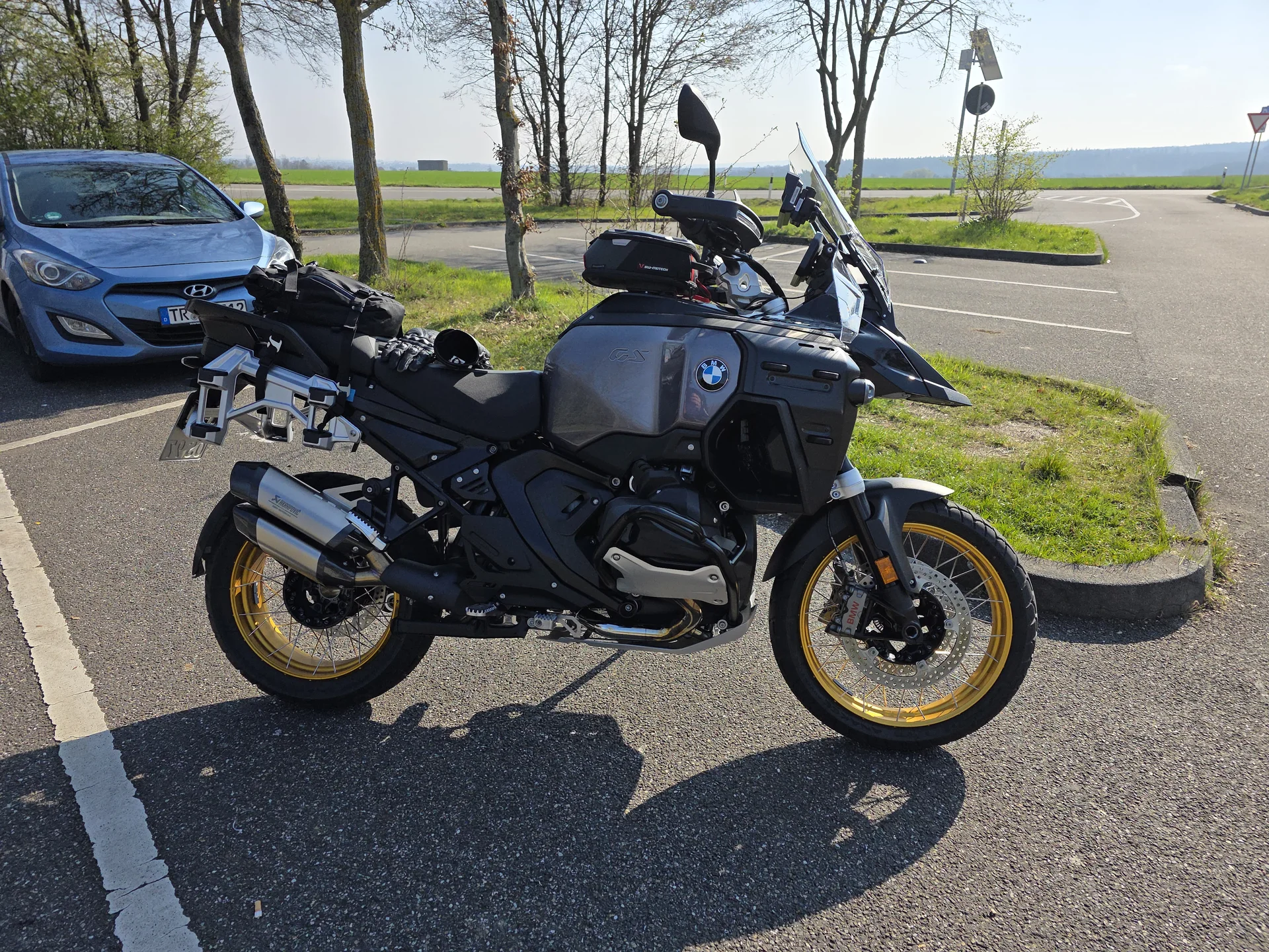 BMW R1300 GSA Adventure auf einem Parkplatz während der Testfahrt nach Luxemburg.