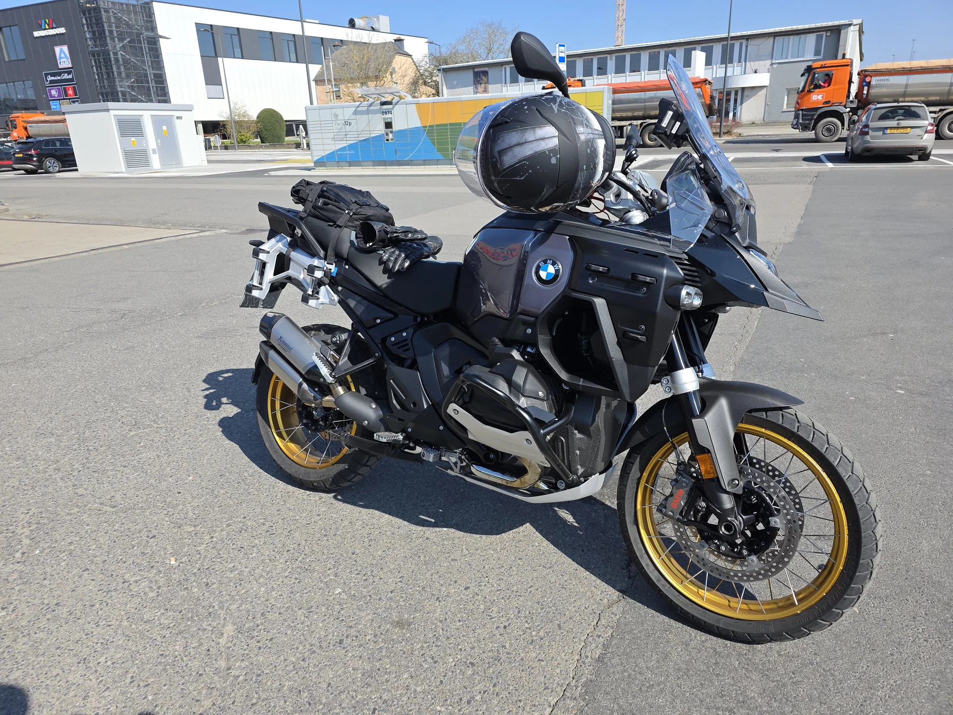 Der Alt-Text lautet: BMW R1300 GSA Adventure auf einem Parkplatz während der Testfahrt nach Luxemburg.