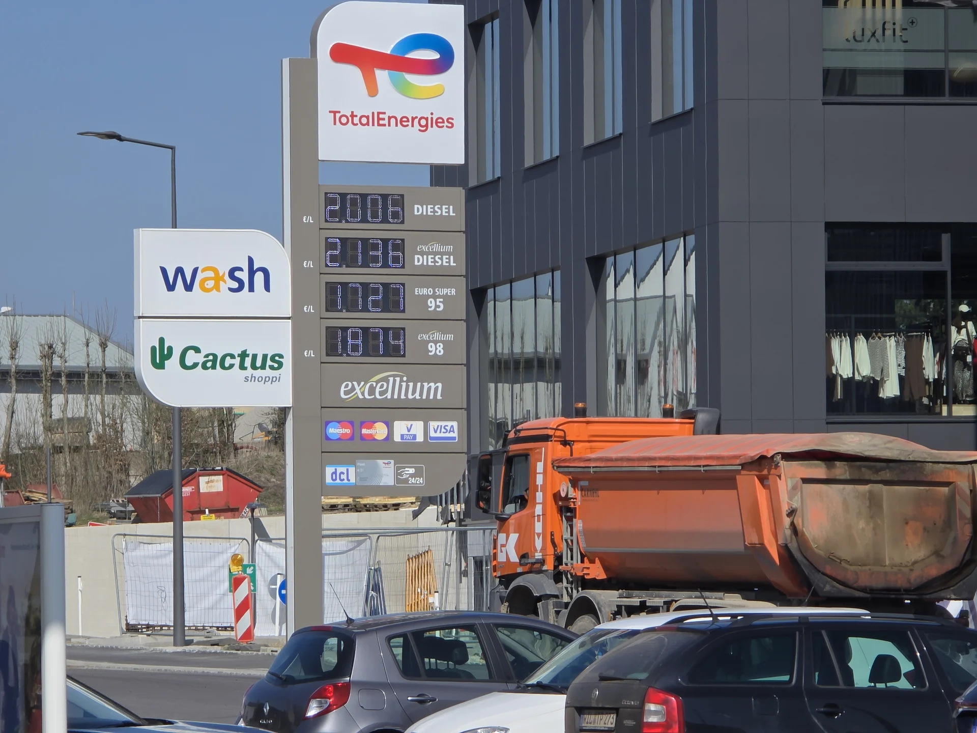 Preisanzeige einer Tankstelle in Luxemburg zur Dokumentation der Ersparnis bei Super Plus.