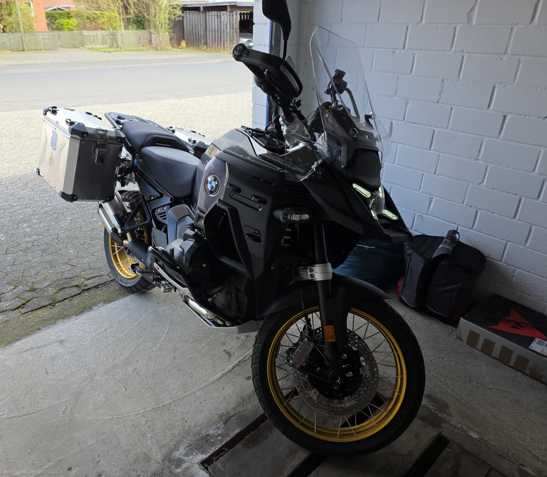 Eine voll beladene schwarze BMW R1300 GSA in der Garage vor dem geplanten Tourenstart mit Wunderlich Kofferset.