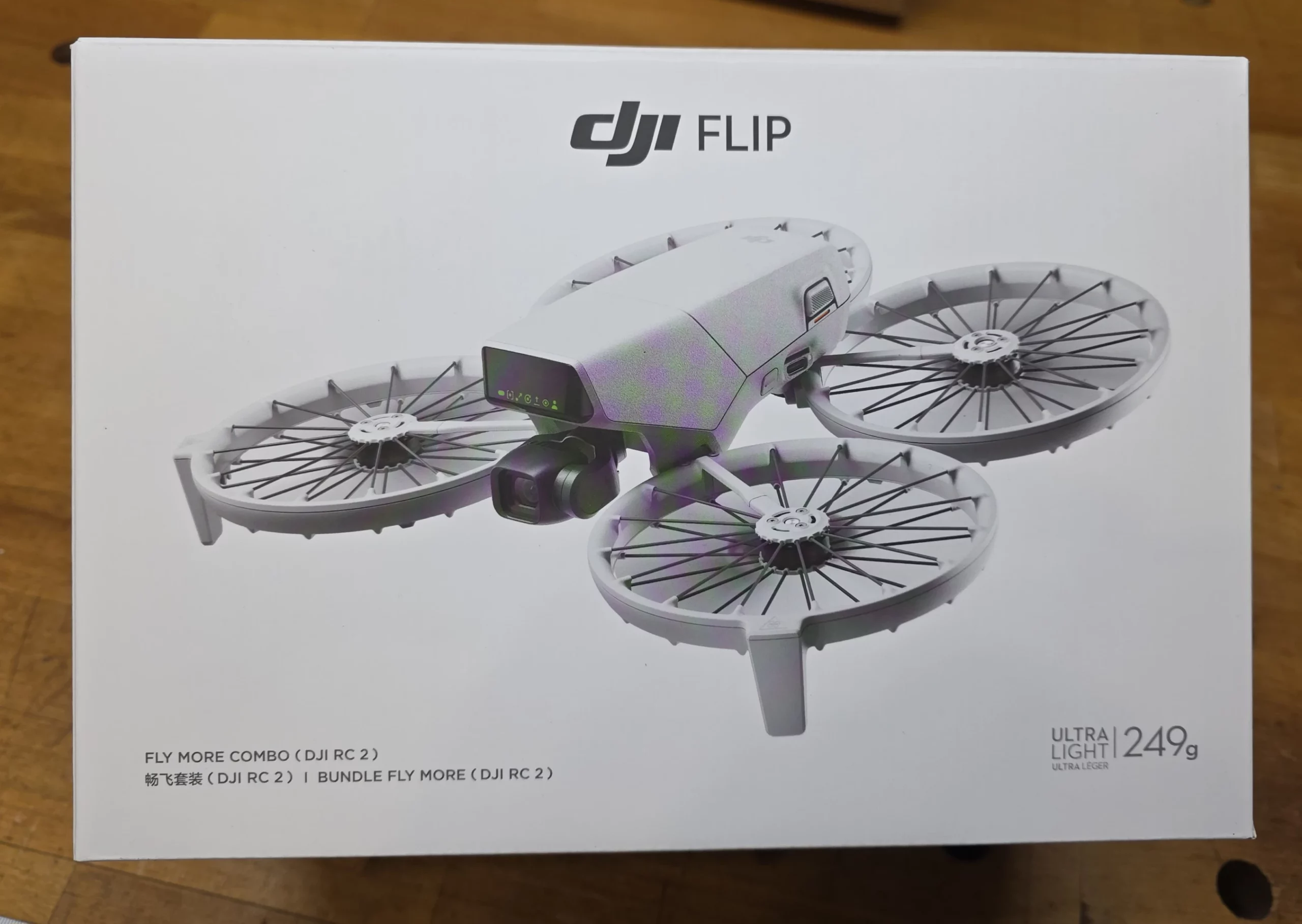 DJI Flip Verpackung mit Fokus auf das kompakte Flugsystem.