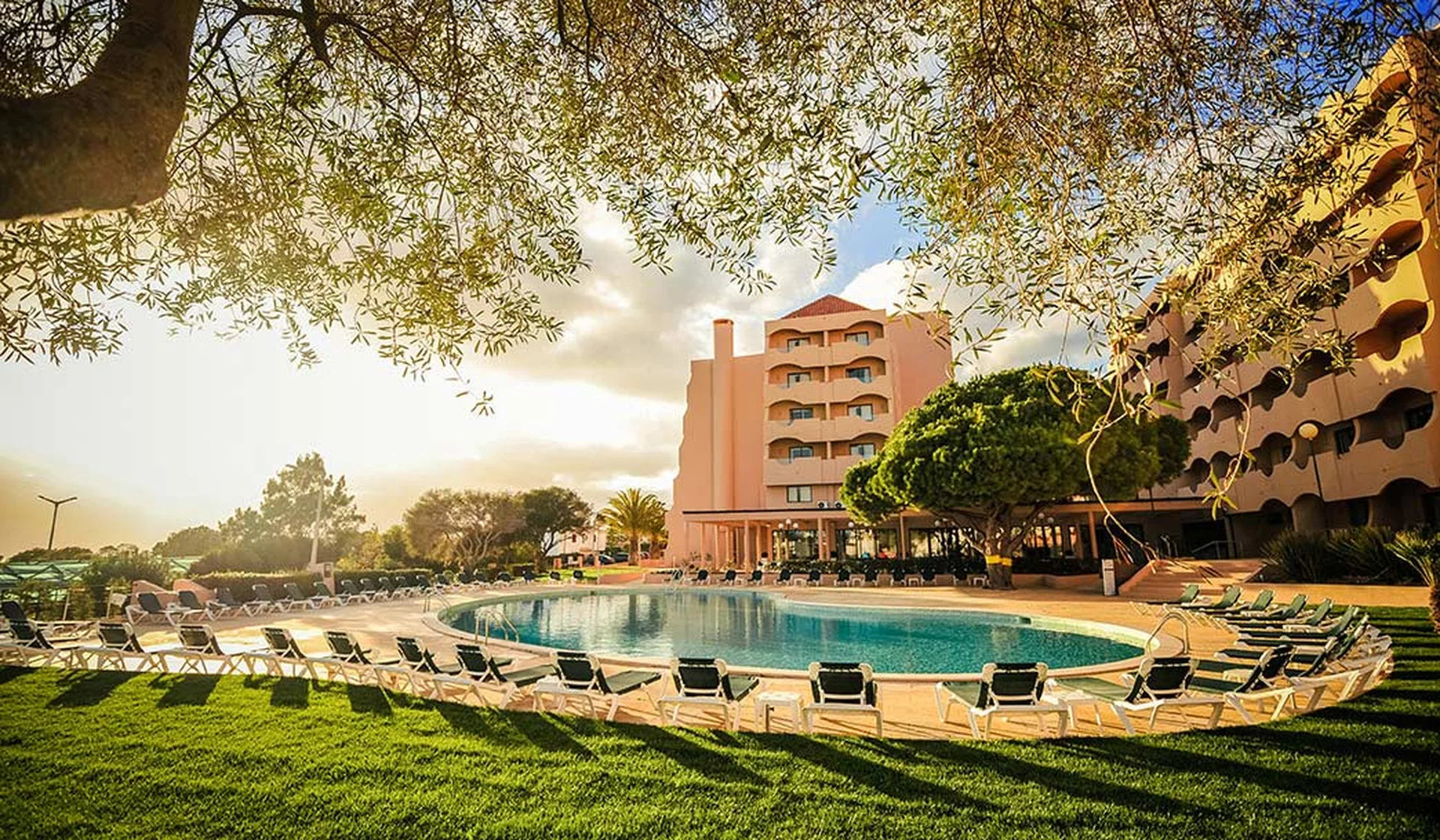Unsere Vila Galé Atlântico Erfahrungen spiegeln sich in der gepflegten Poollandschaft und der Außenansicht des Hotels wider.