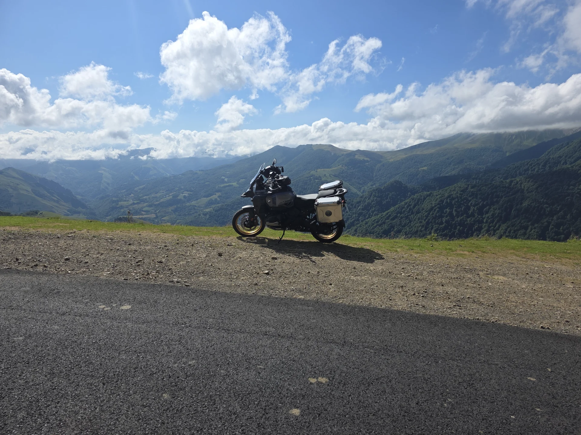 BMW R 1300 GS Adventure vor der Berglandschaft der Pyrenäen