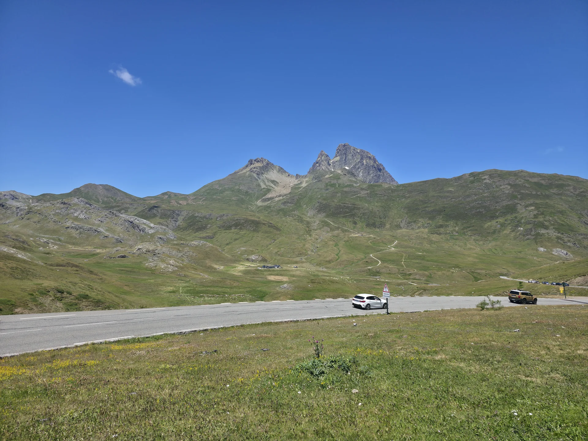 Weite Berglandschaft und markante Gipfel am Col du Pourtalet