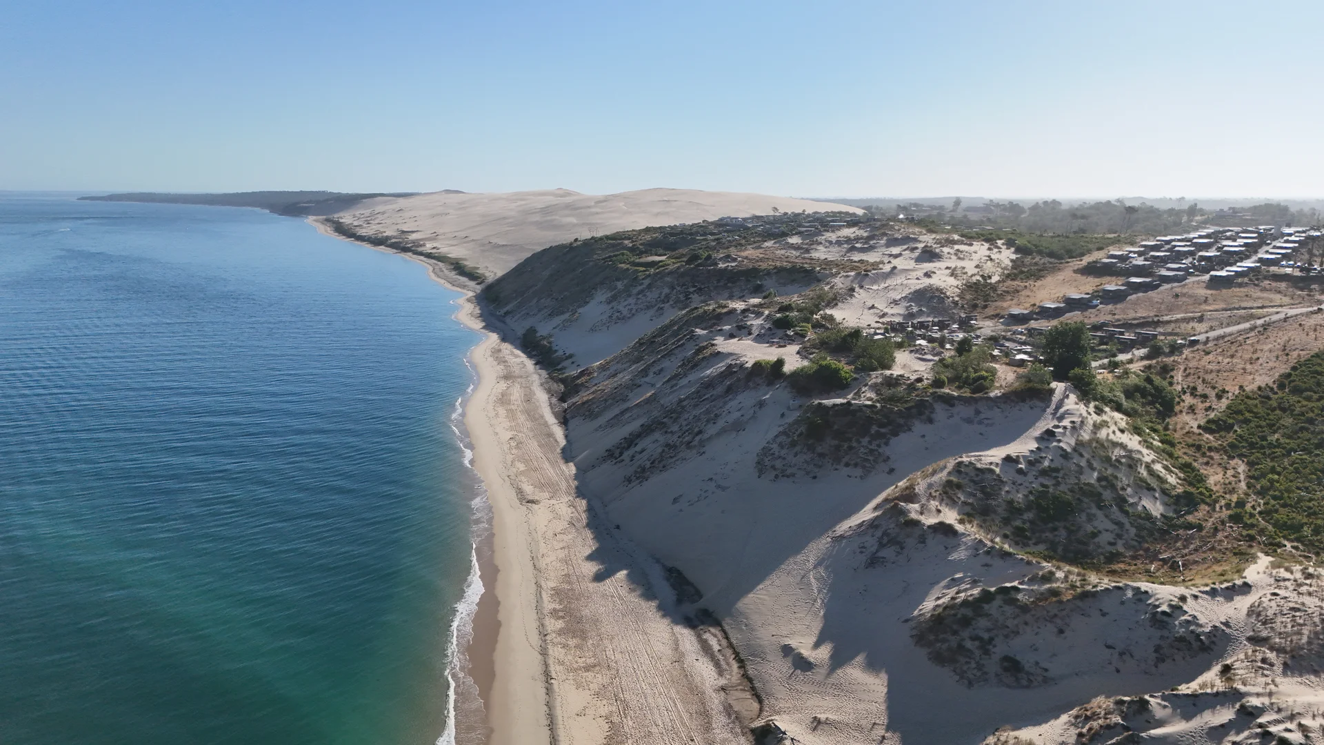 Drohnenaufnahme der Dune du Pilat zwischen Atlantikküste und bewaldeter Dünenlandschaft