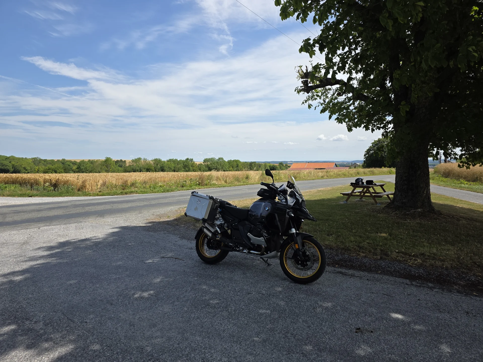 BMW R 1300 GS Adventure bei einer Pause im Schatten am Rand einer französischen Landstraße