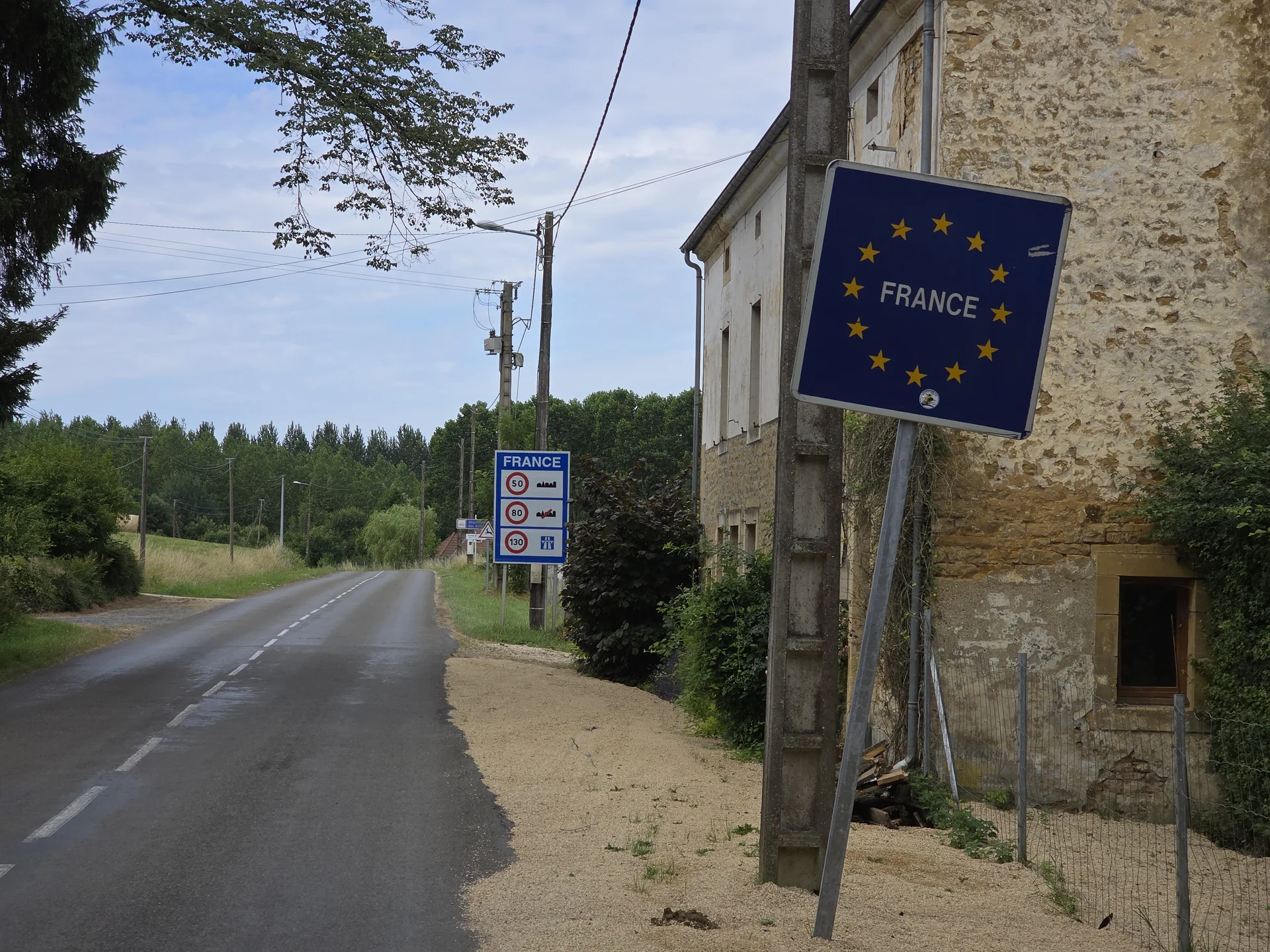 Französisches Grenzschild an einer Landstraße während der Motorradreise