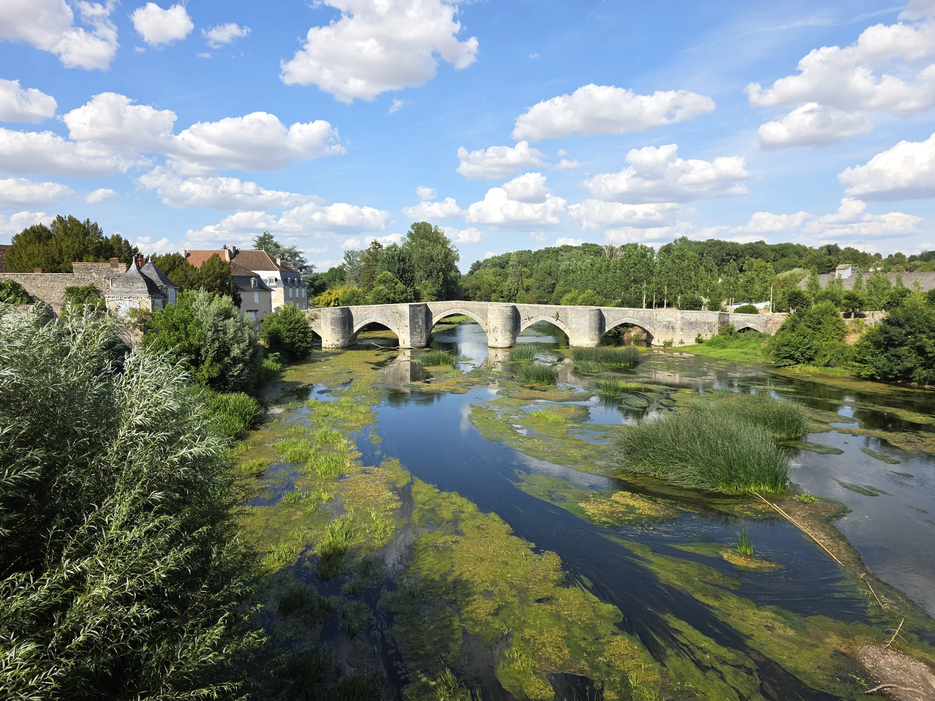 Historische Steinbogenbrücke in Saint-Savin unter blauem Himmel