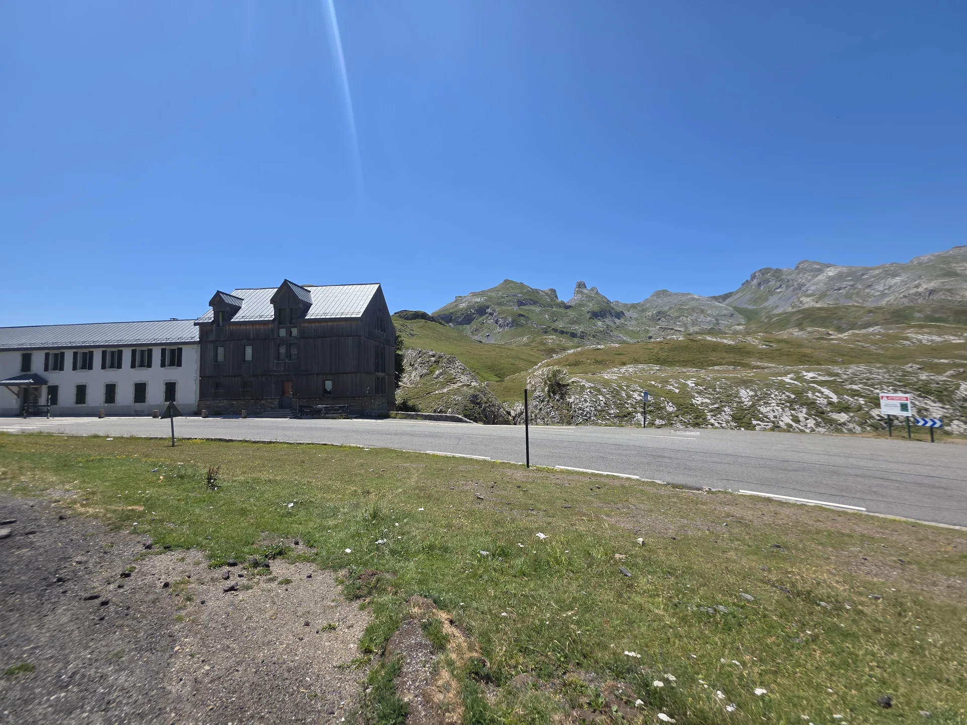 Gebäude und felsige Berglandschaft auf der Passhöhe des Col du Pourtalet