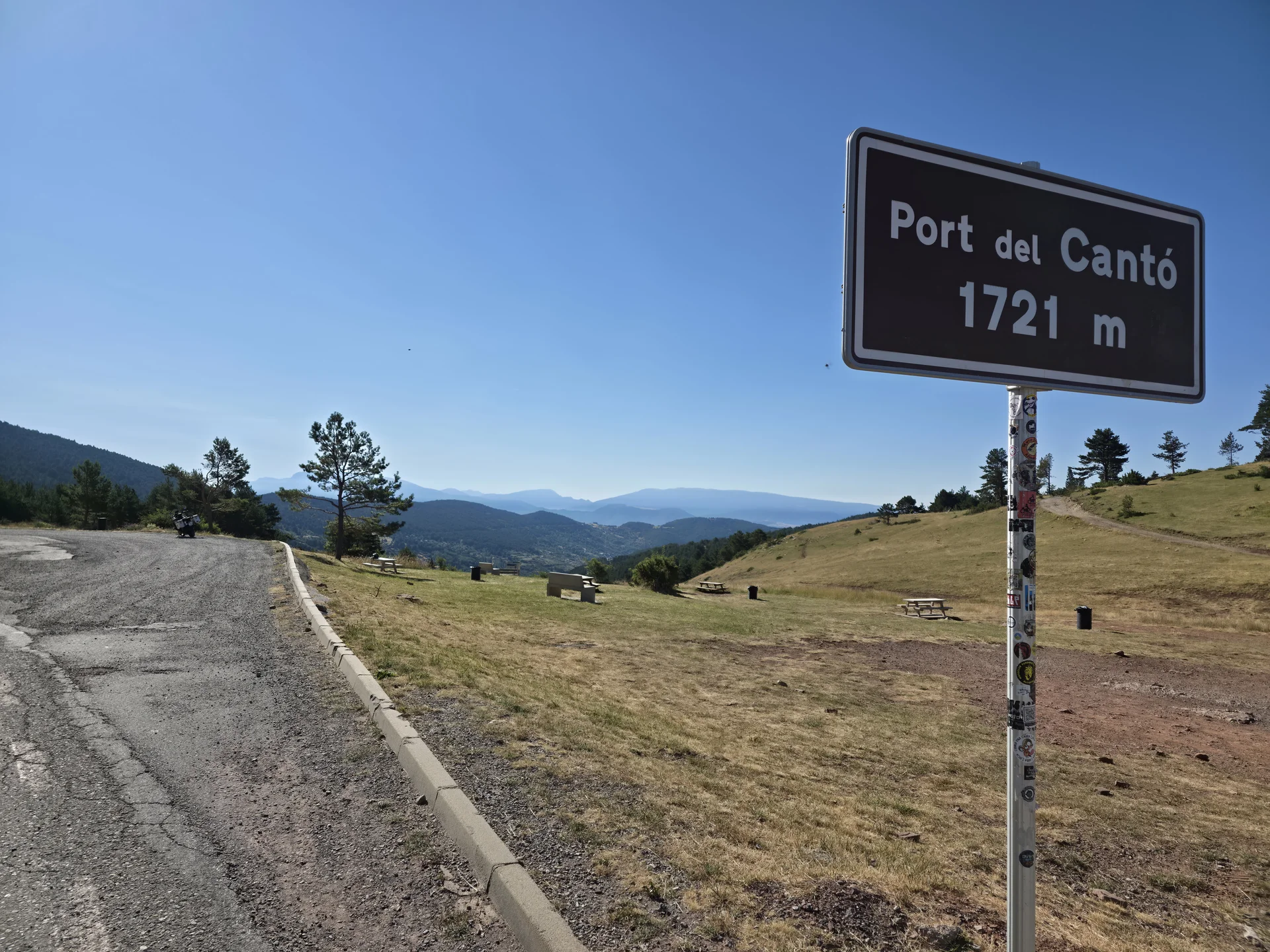 Passschild des Port del Cantó auf 1.721 Metern mit Blick über die spanischen Pyrenäen