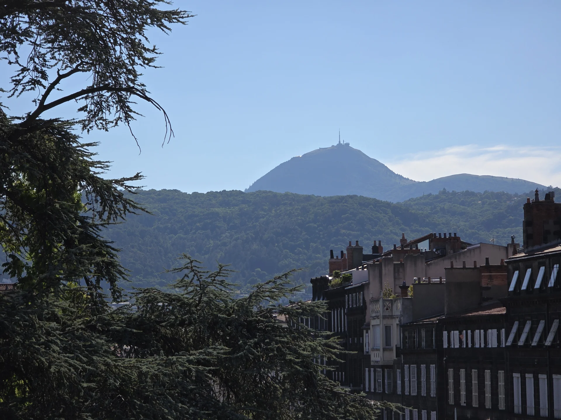 Blick aus Clermont-Ferrand auf den Puy de Dôme mit seiner markanten Antennenanlage