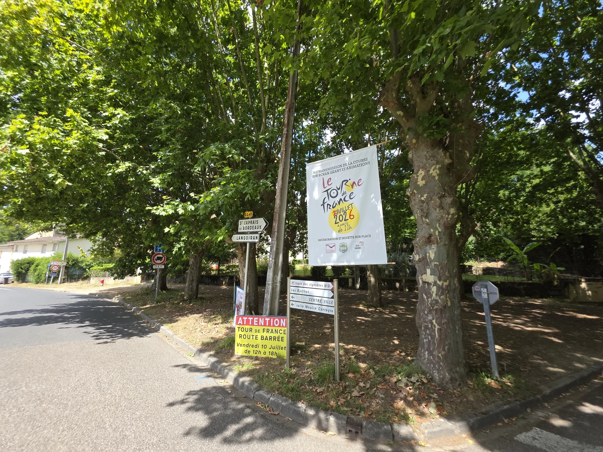 Hinweisschilder zur Tour de France 2026 an einer französischen Landstraße