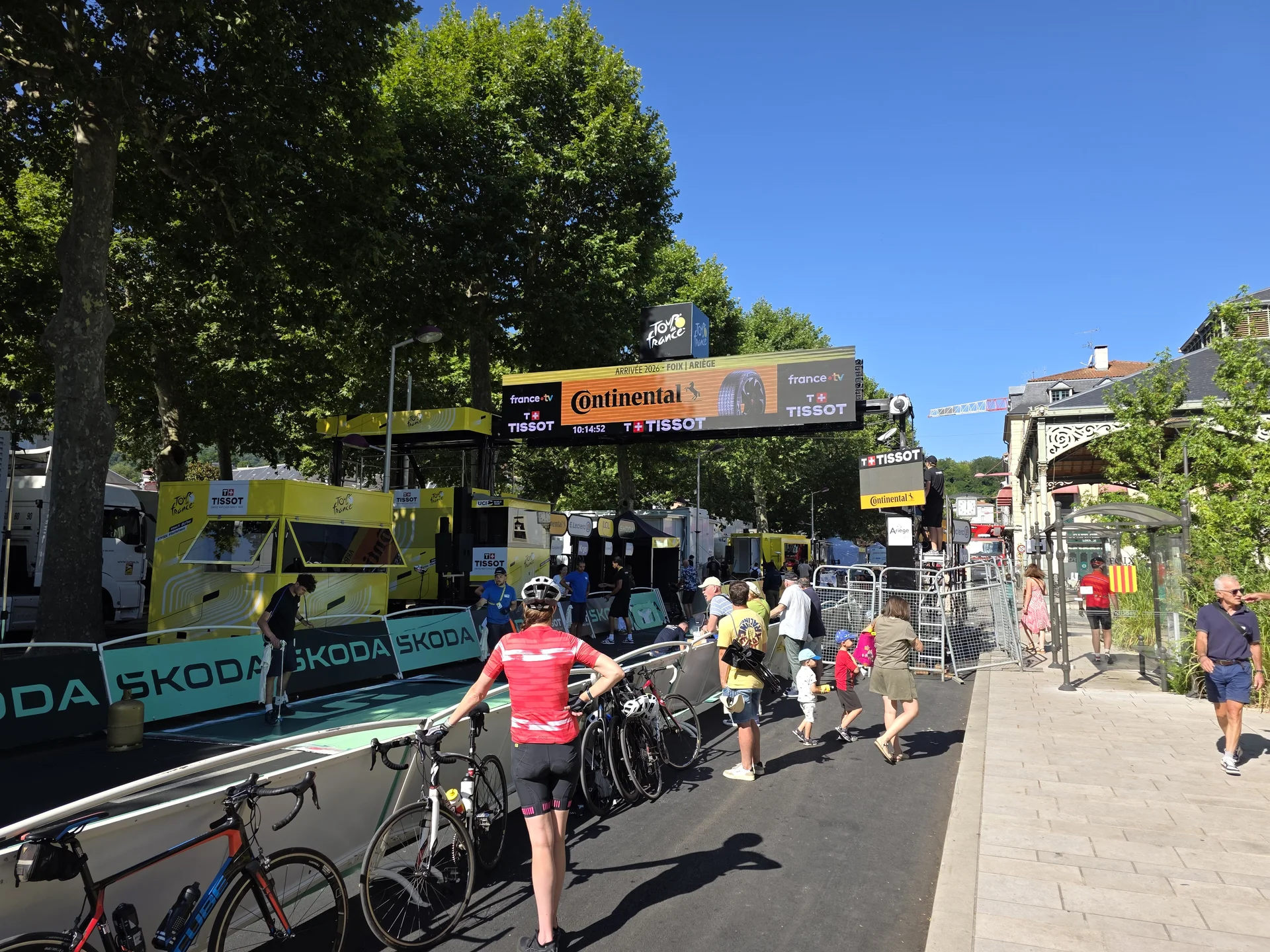 Aufbau des Zielbereichs der Tour de France 2026 in Foix mit Fahrrädern und Zuschauern