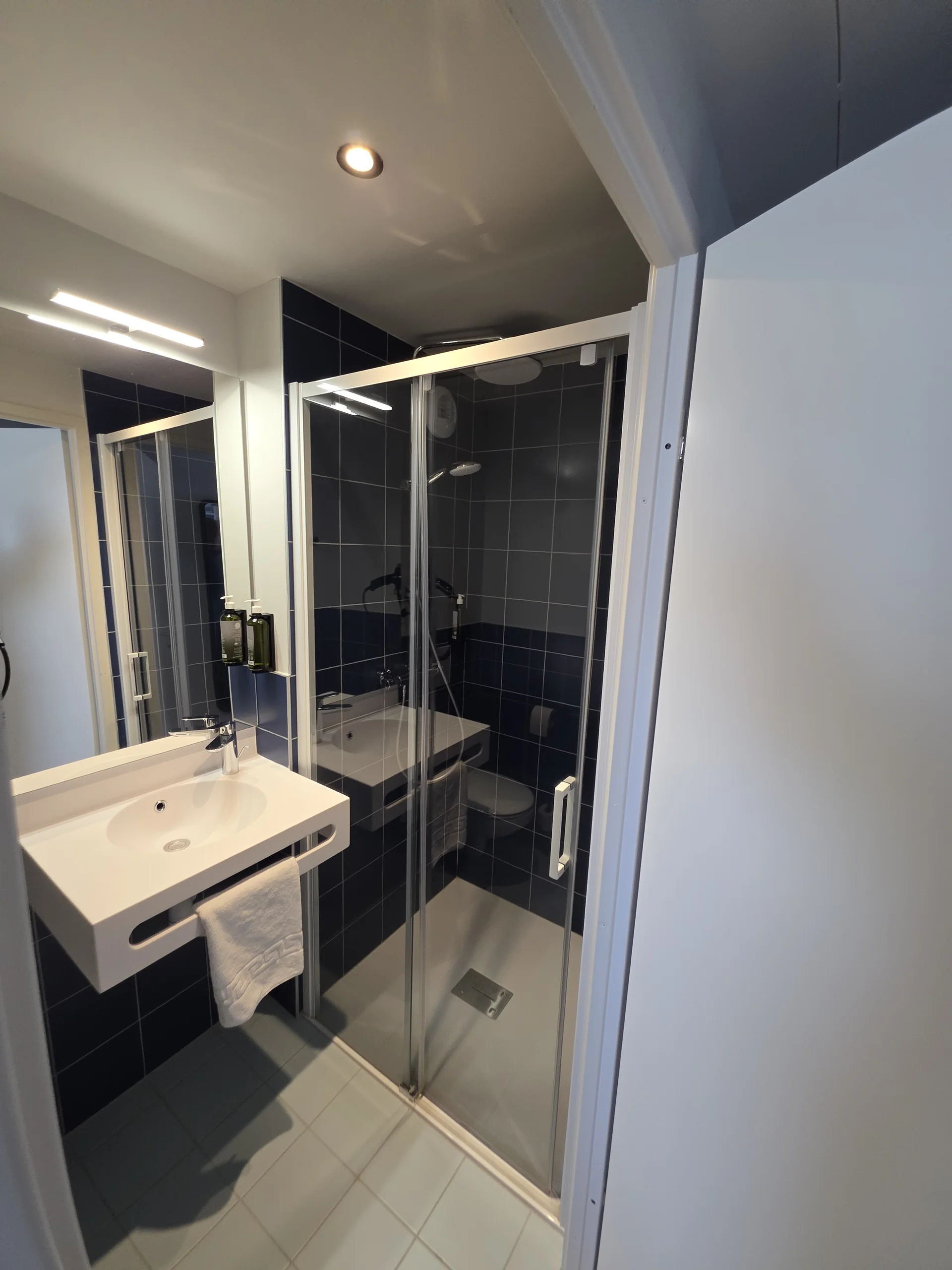 Modernes Badezimmer mit Dusche im All Suites Hôtel Bassin d’Arcachon