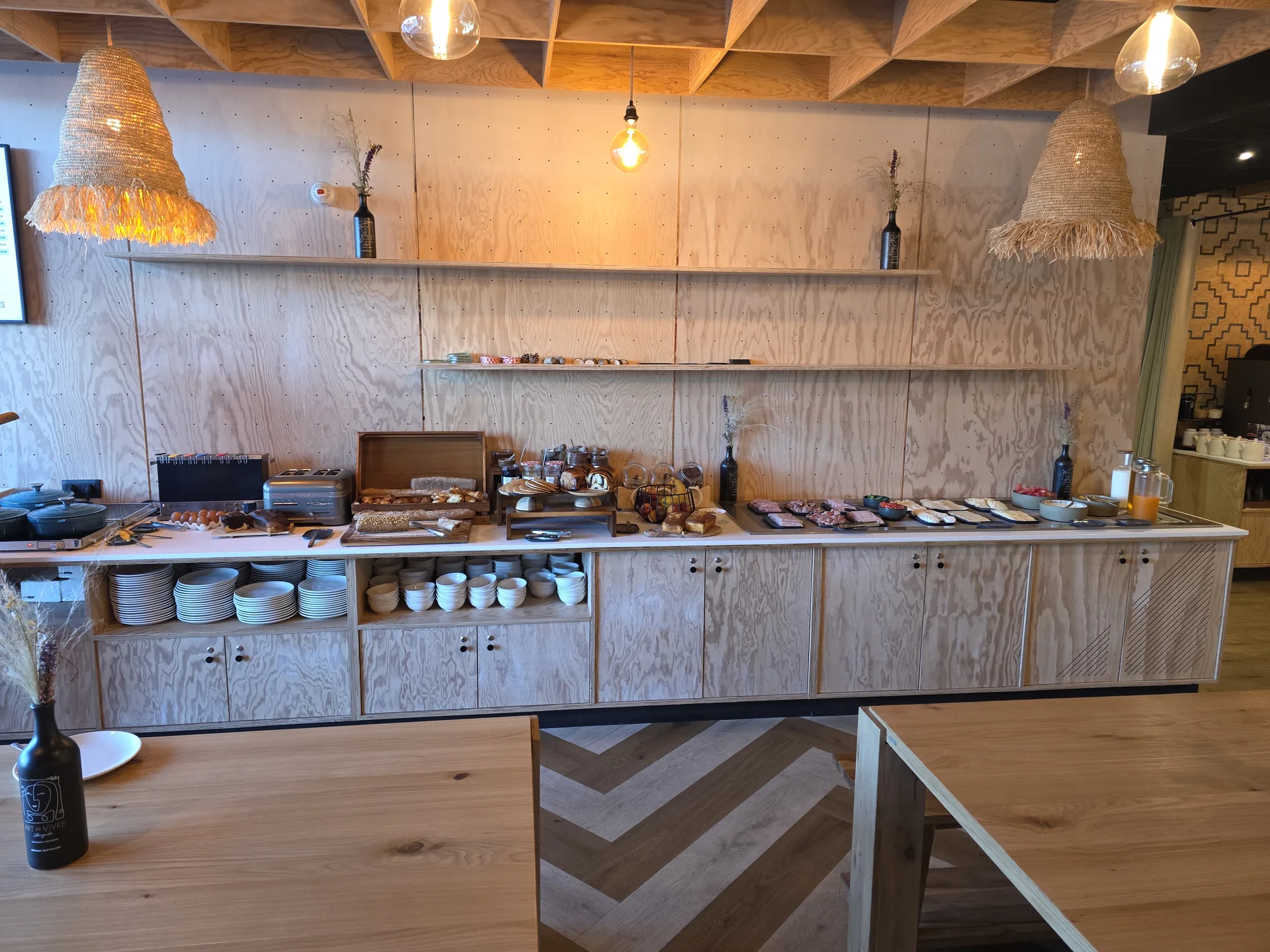Umfangreiches Frühstücksbuffet mit Brot, Eiern, Aufschnitt, Käse und Säften im All Suites Hôtel