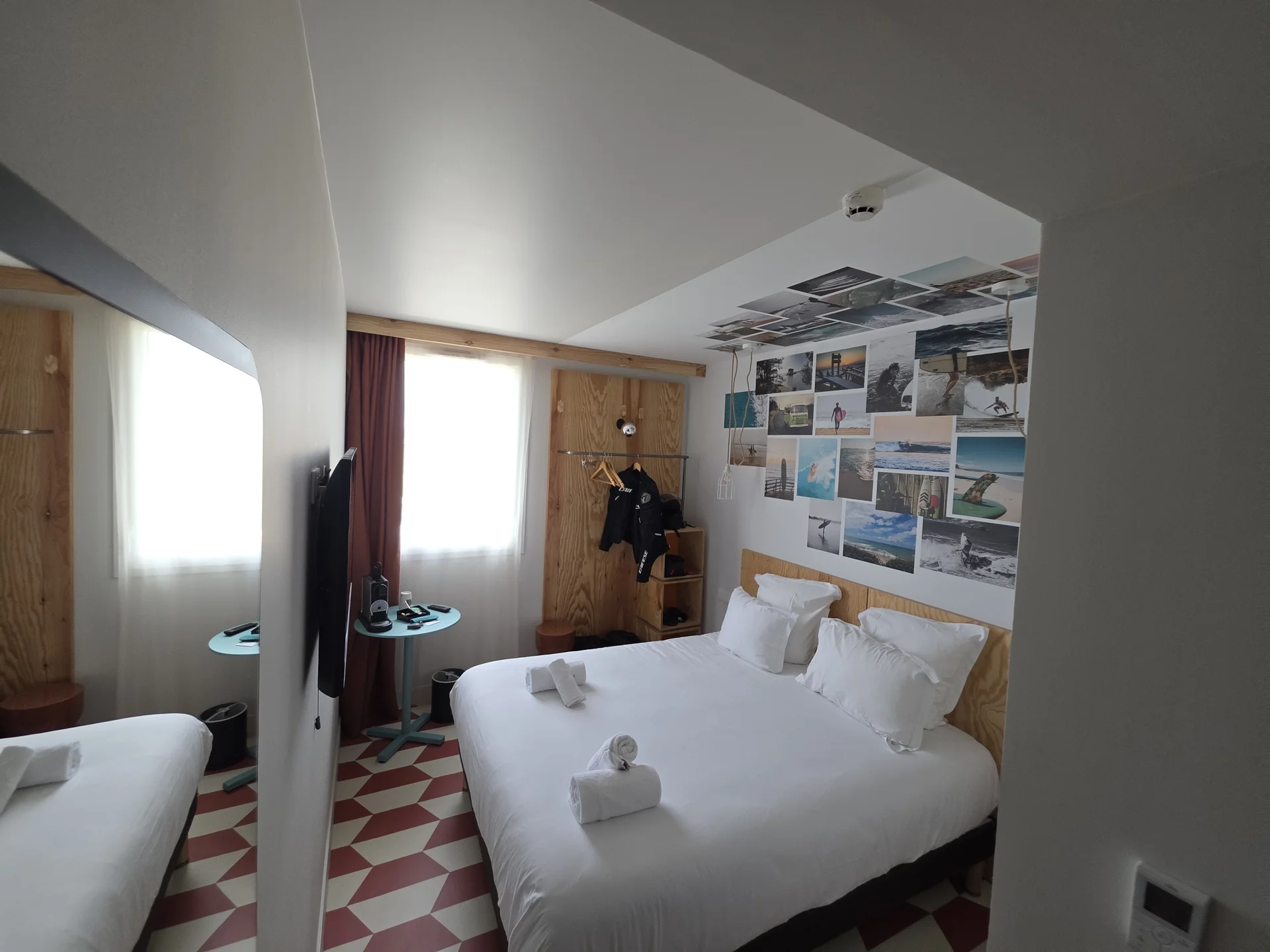 Kompaktes Doppelzimmer mit Ablagen und Kaffeemaschine im All Suites Hôtel Bassin d’Arcachon