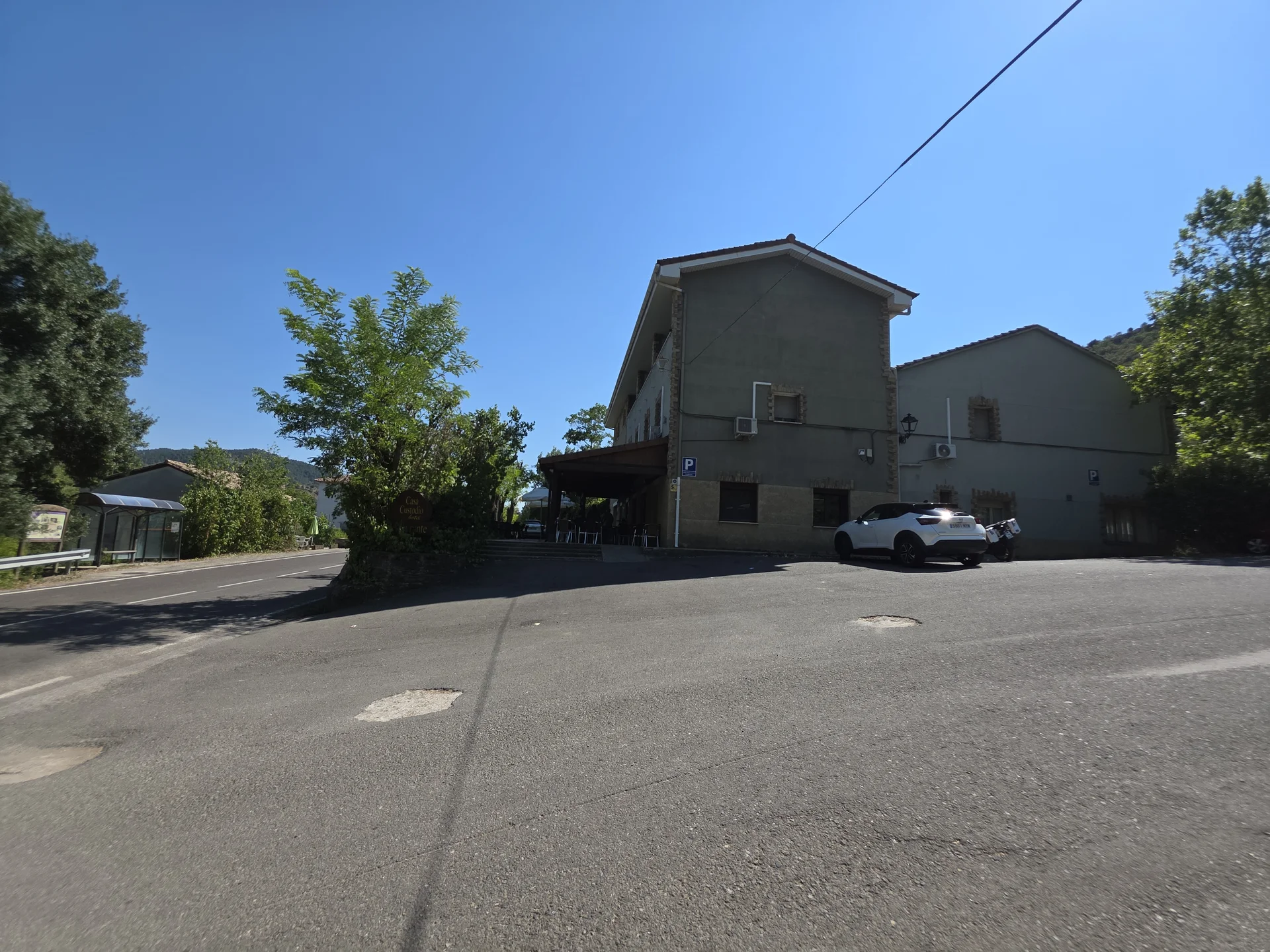 Casa Custodio mit Gästeparkplätzen an der Straße in La Puebla de Roda