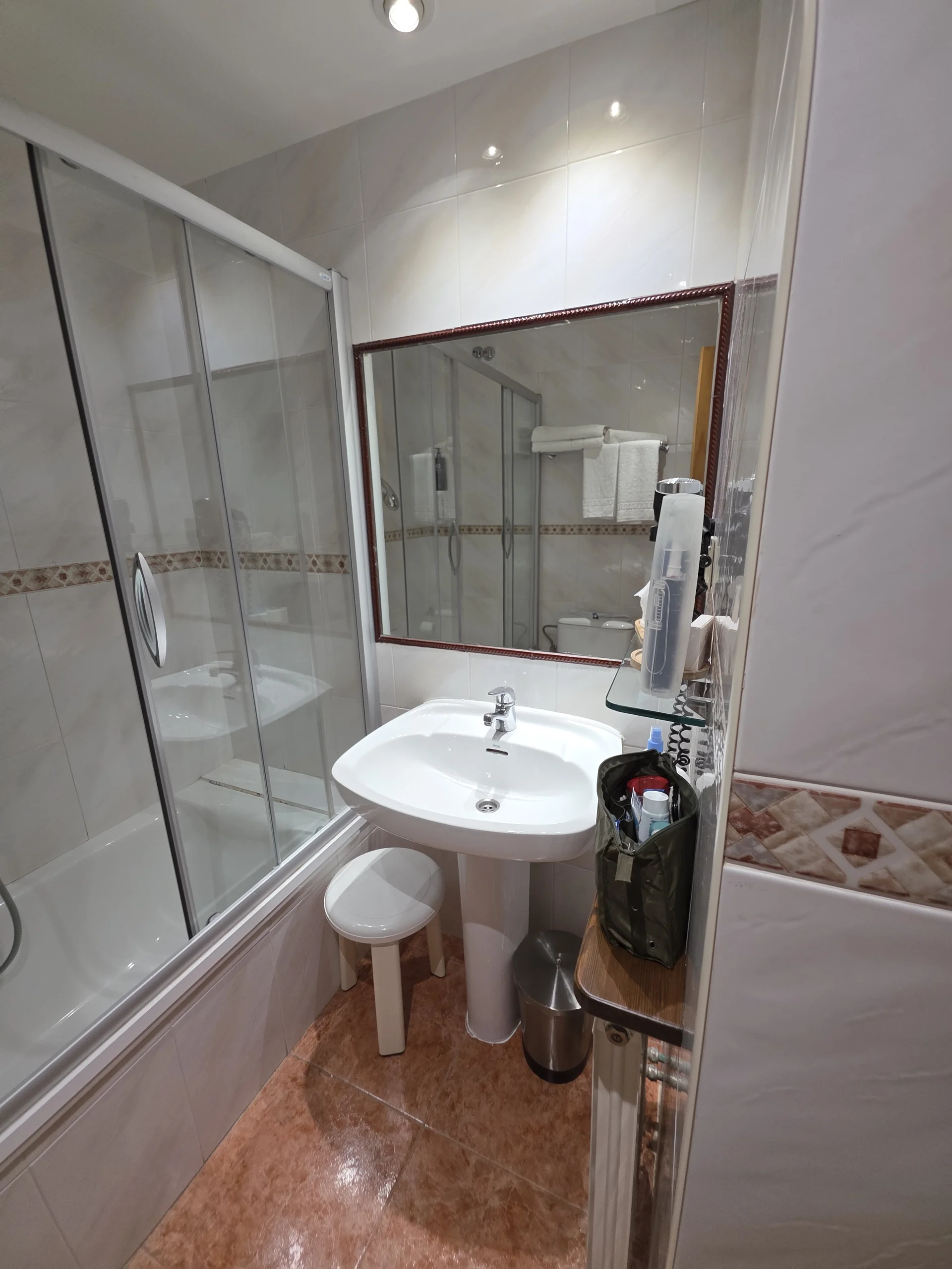Helles Badezimmer mit Dusche und Waschbecken im Casa Custodio