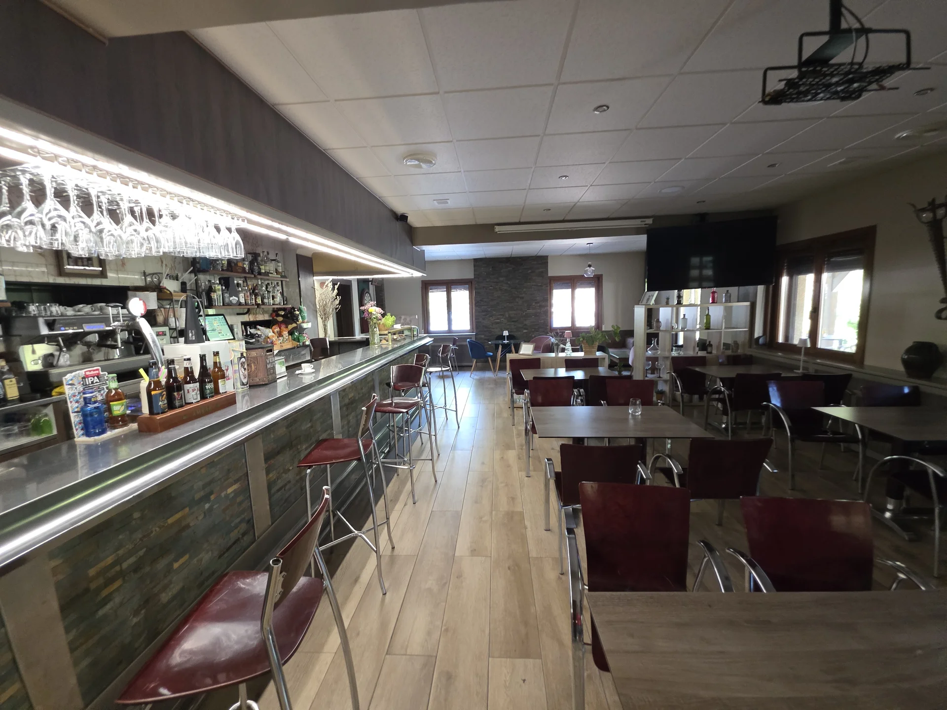 Hotels auf Motorradreise: Restaurant- und Barbereich des Casa Custodio in La Puebla de Roda