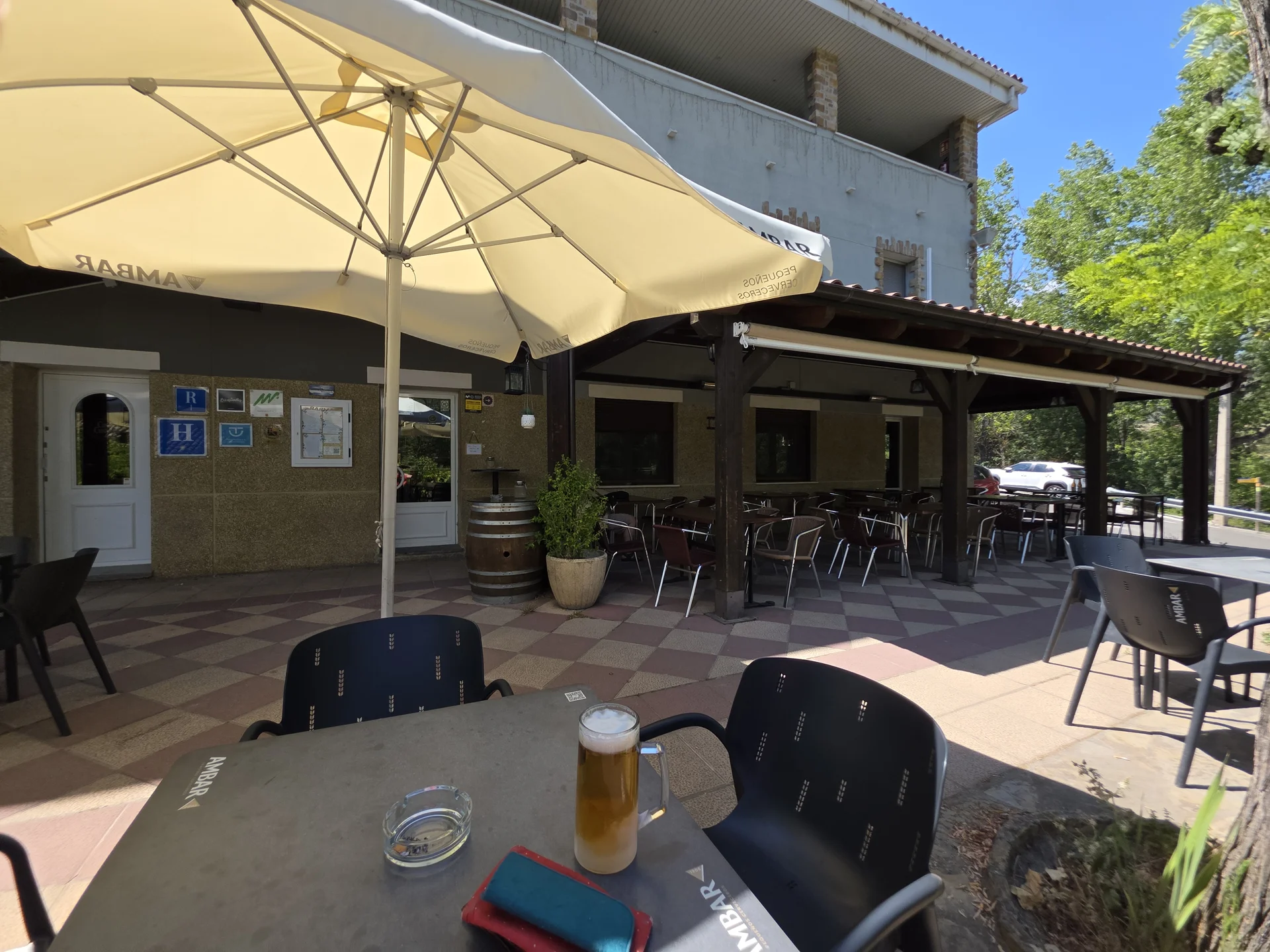 Überdachte Terrasse und Barbereich des Casa Custodio in La Puebla de Roda
