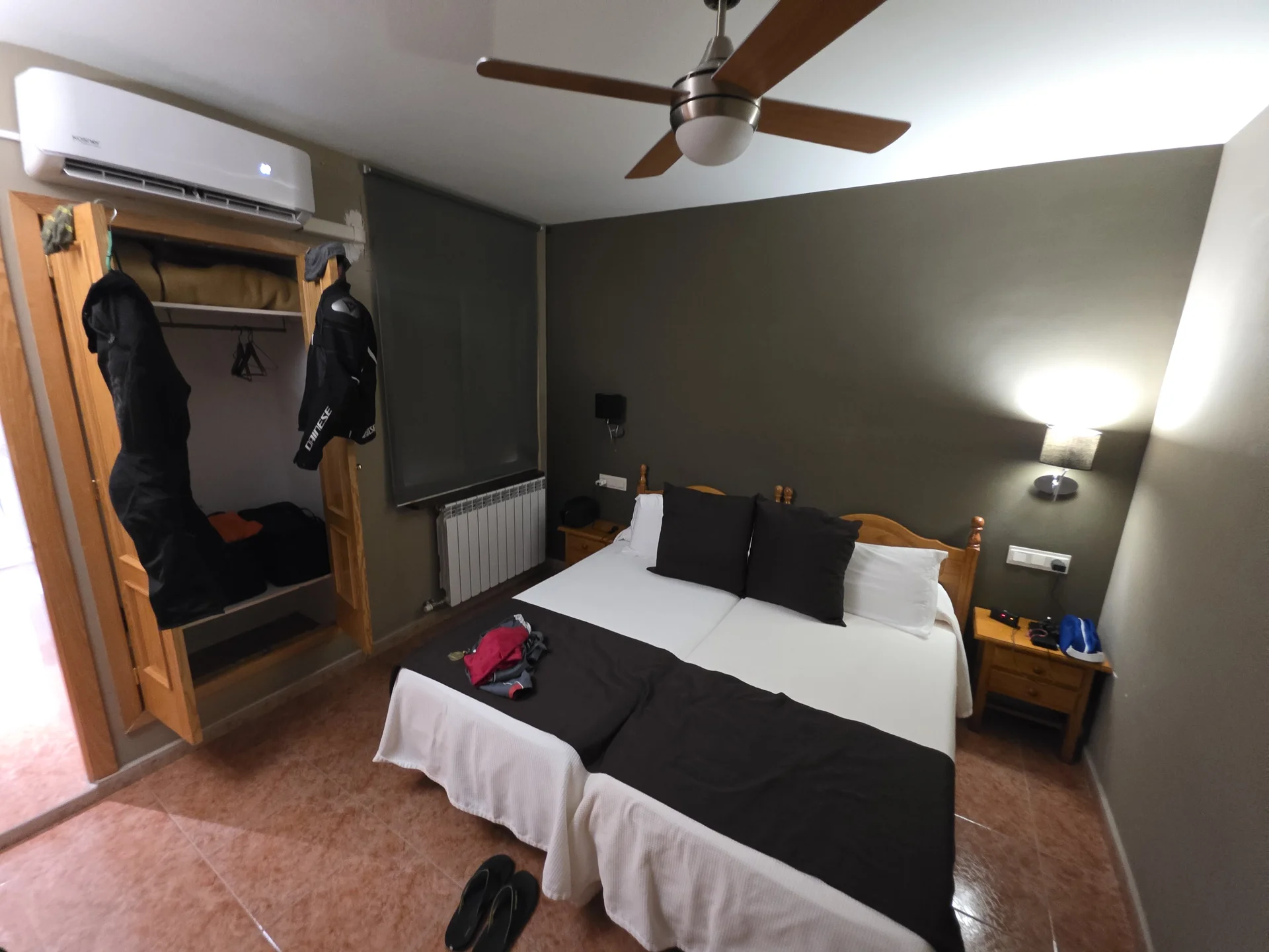 Doppelzimmer mit Klimaanlage, Schrank und Ventilator im Casa Custodio