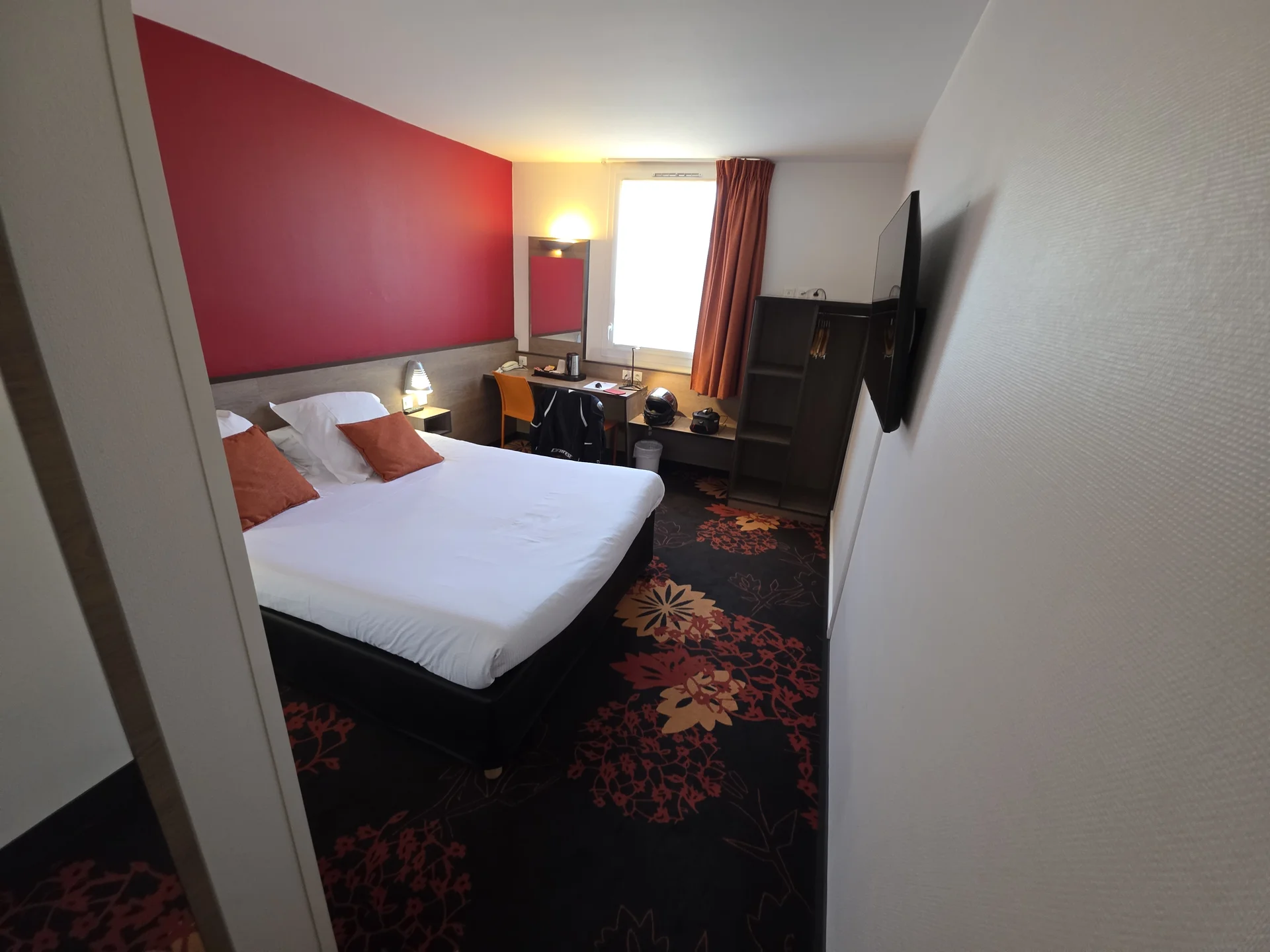 Großes und ruhig gelegenes Zimmer mit Schreibtisch, Ablagen und Fernseher im Hotel Clermont Estaing