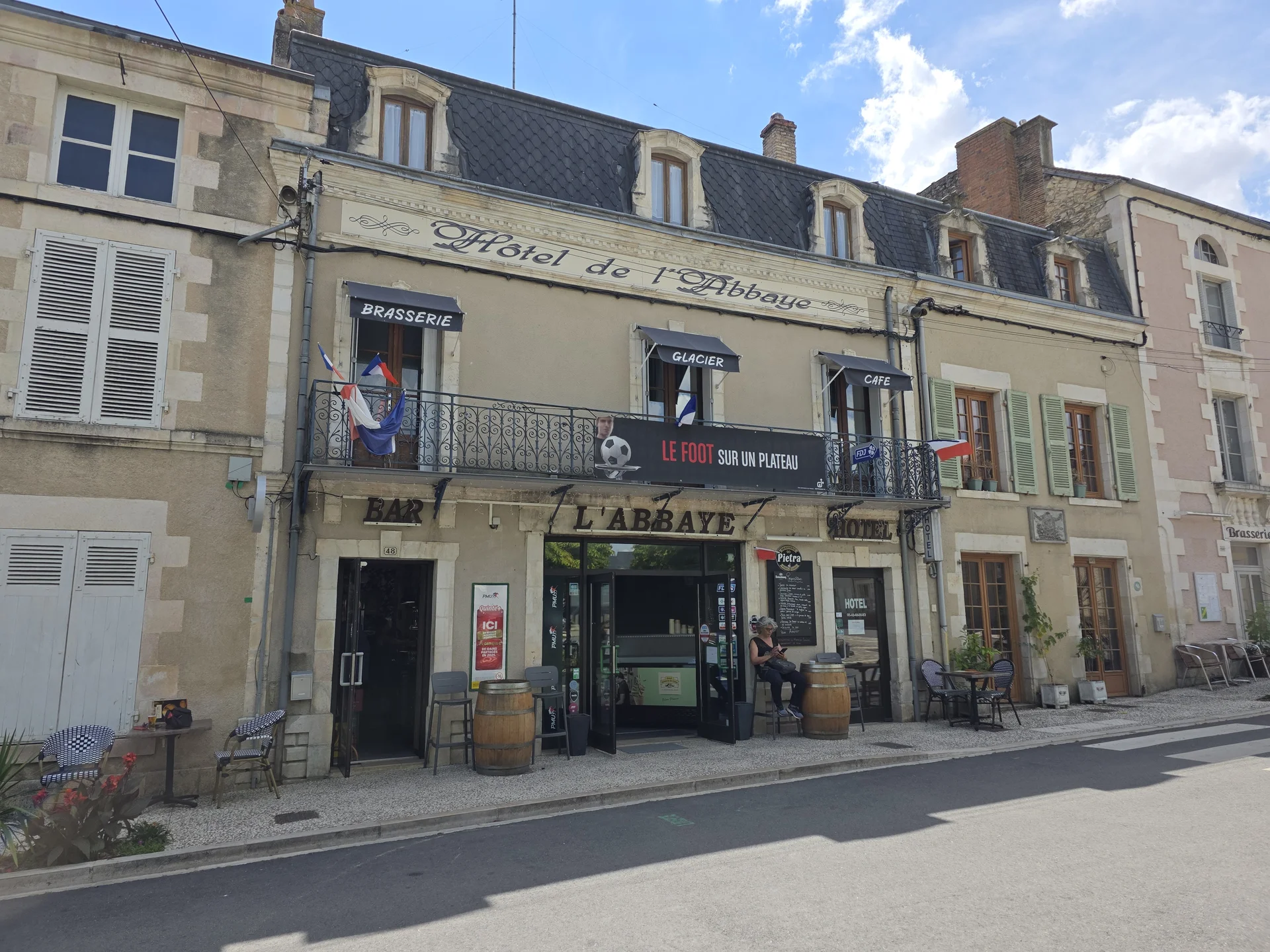 Außenansicht des Hôtel de l’Abbaye mit Bar und Café in Saint-Savin