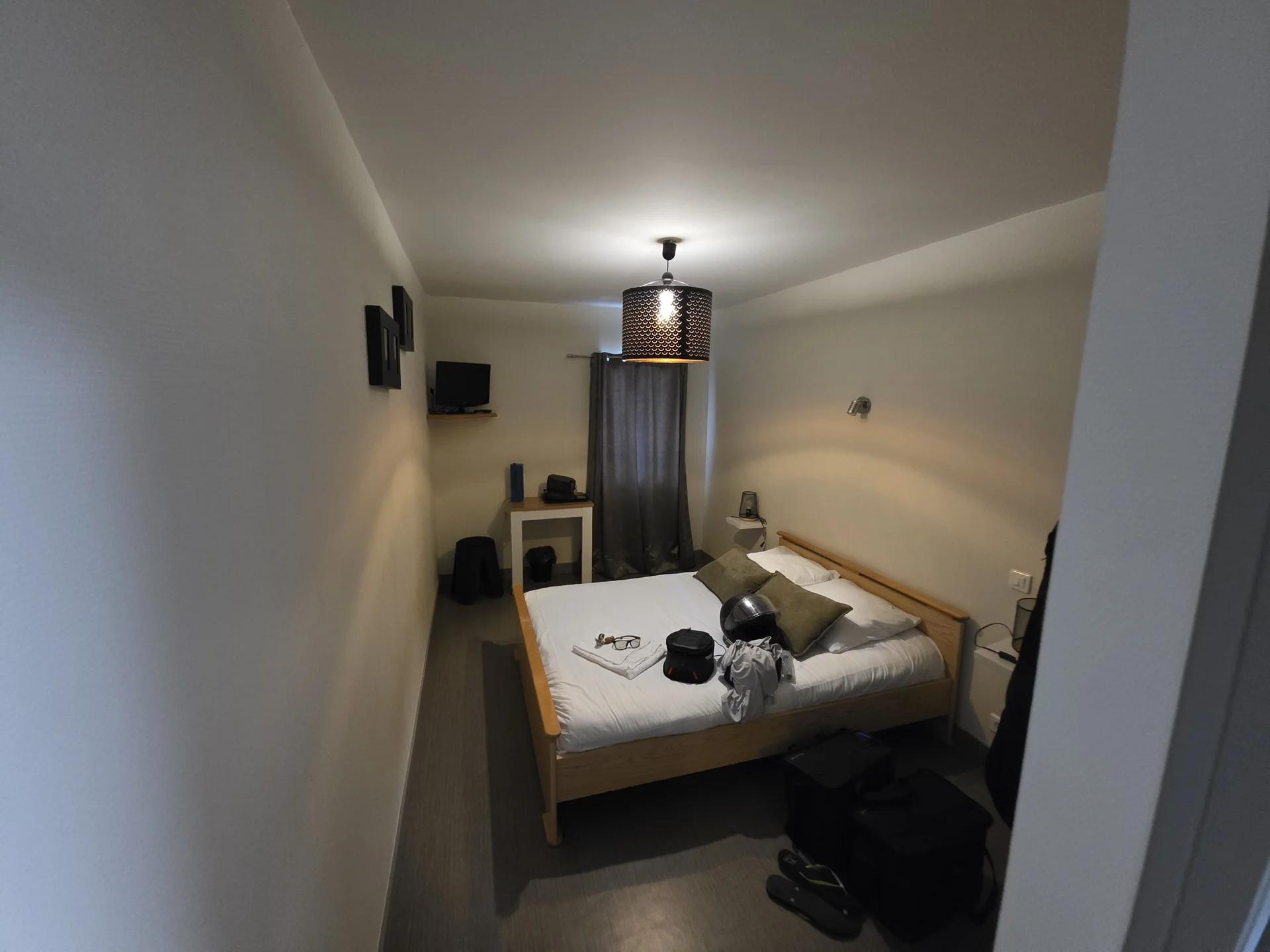 Schmales Doppelzimmer unter dem Dach im Hôtel de l’Abbaye in Saint-Savin