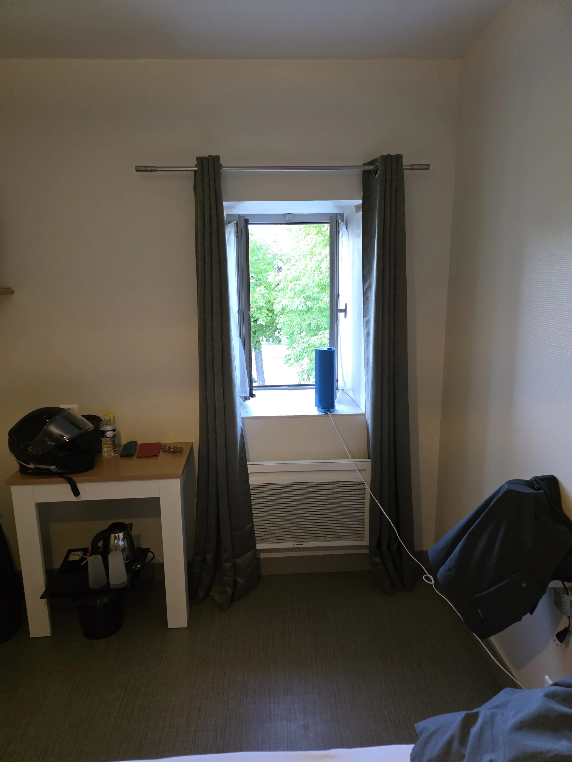 Hotels auf Motorradreise: geöffnetes Fenster und kleiner Ventilator im heißen Zimmer des Hôtel de l’Abbaye