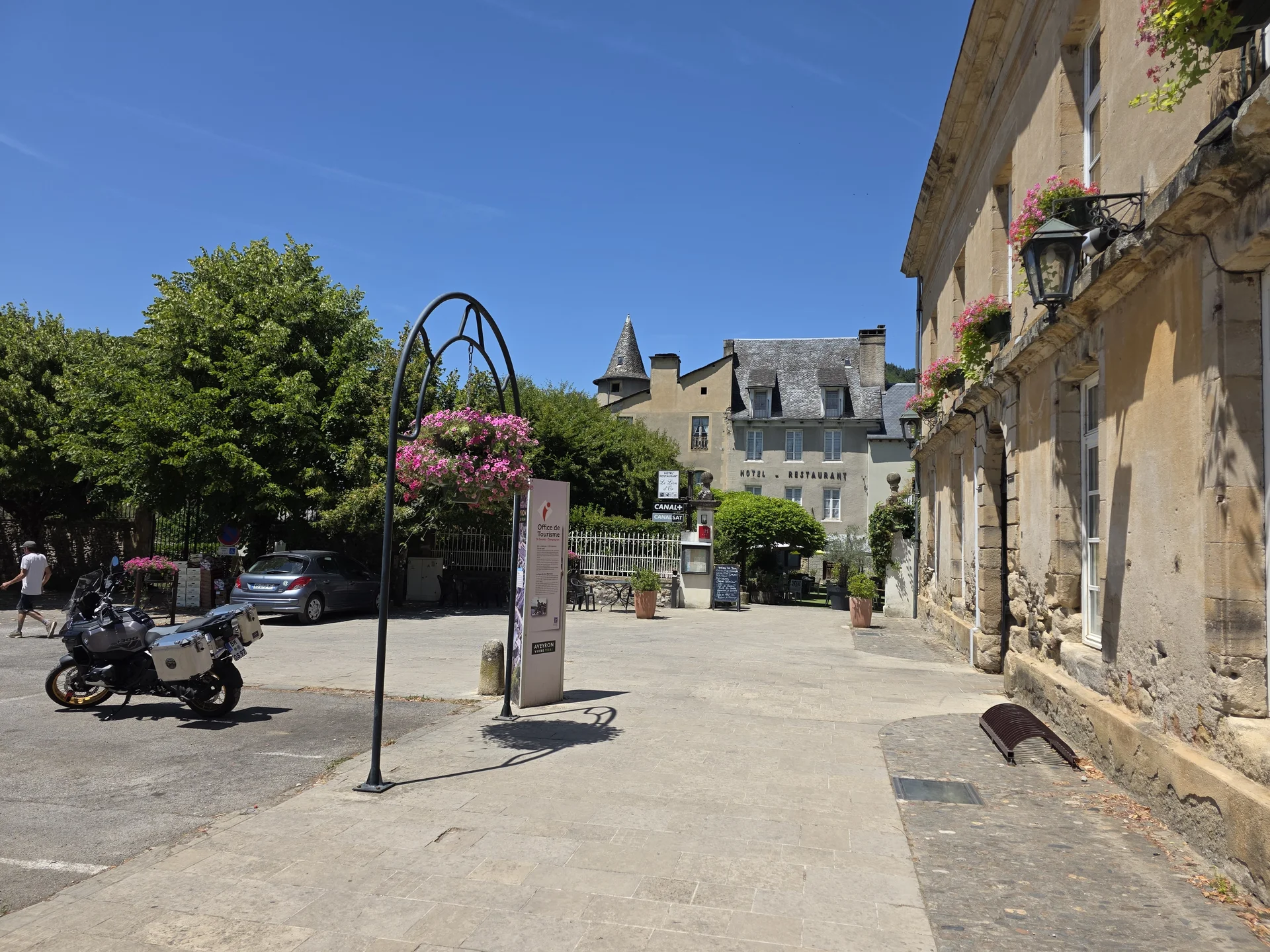 Hotels auf Motorradreise: Hotel Le Lion d’Or mit BMW R 1300 GS Adventure in Saint-Geniez-d’Olt