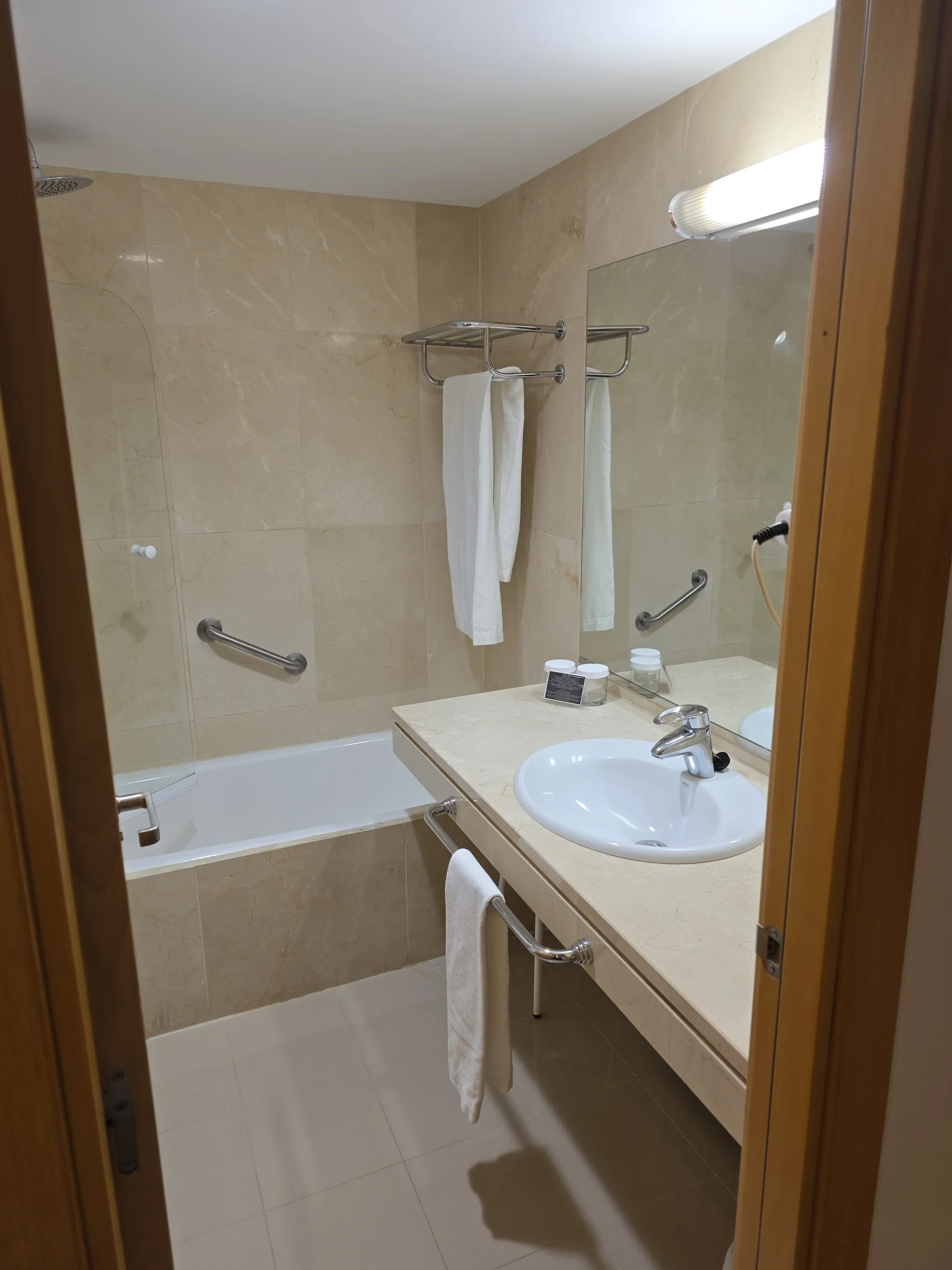 Badezimmer mit Badewanne und großer Waschtischfläche im Hotel Palacio de Aiete