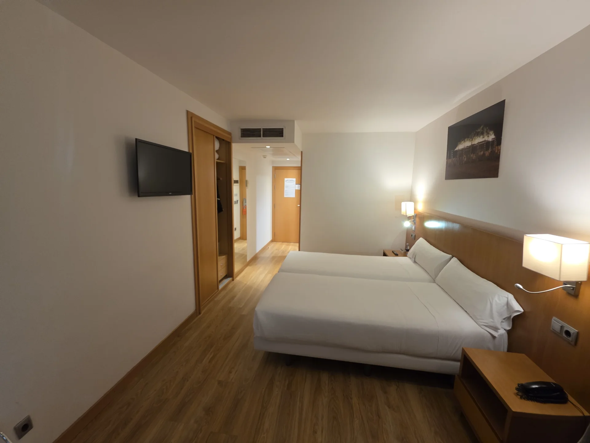 Großes, aber nur sparsam möbliertes Zimmer im Hotel Palacio de Aiete in San Sebastián