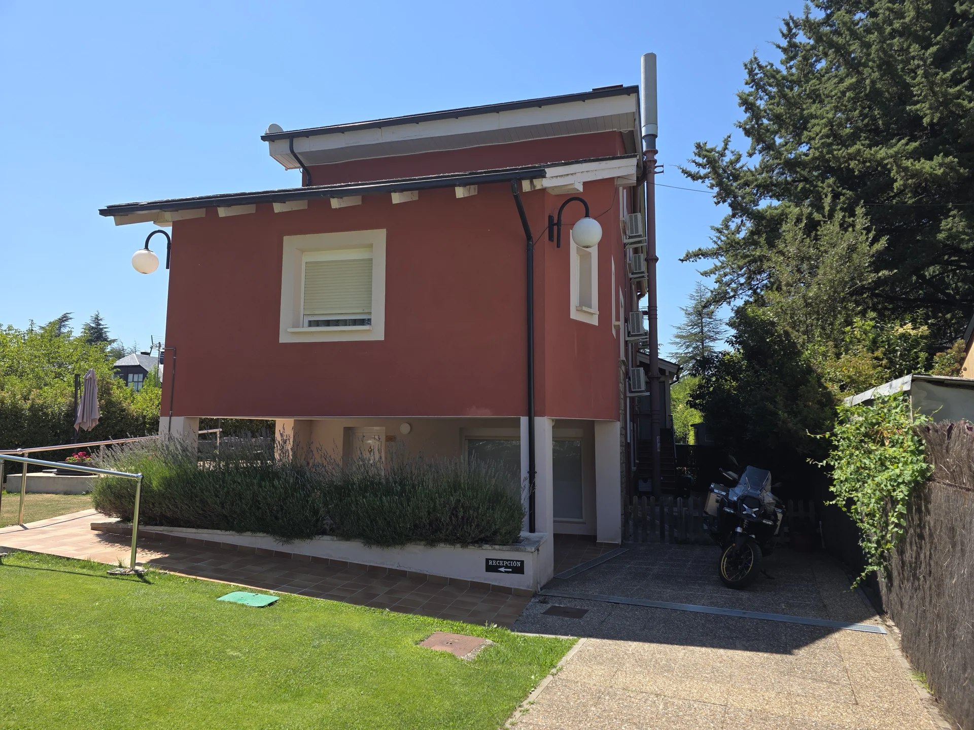 Hotels auf Motorradreise: Pura Vida Pirineos in Jaca mit abgestellter BMW R 1300 GS Adventure
