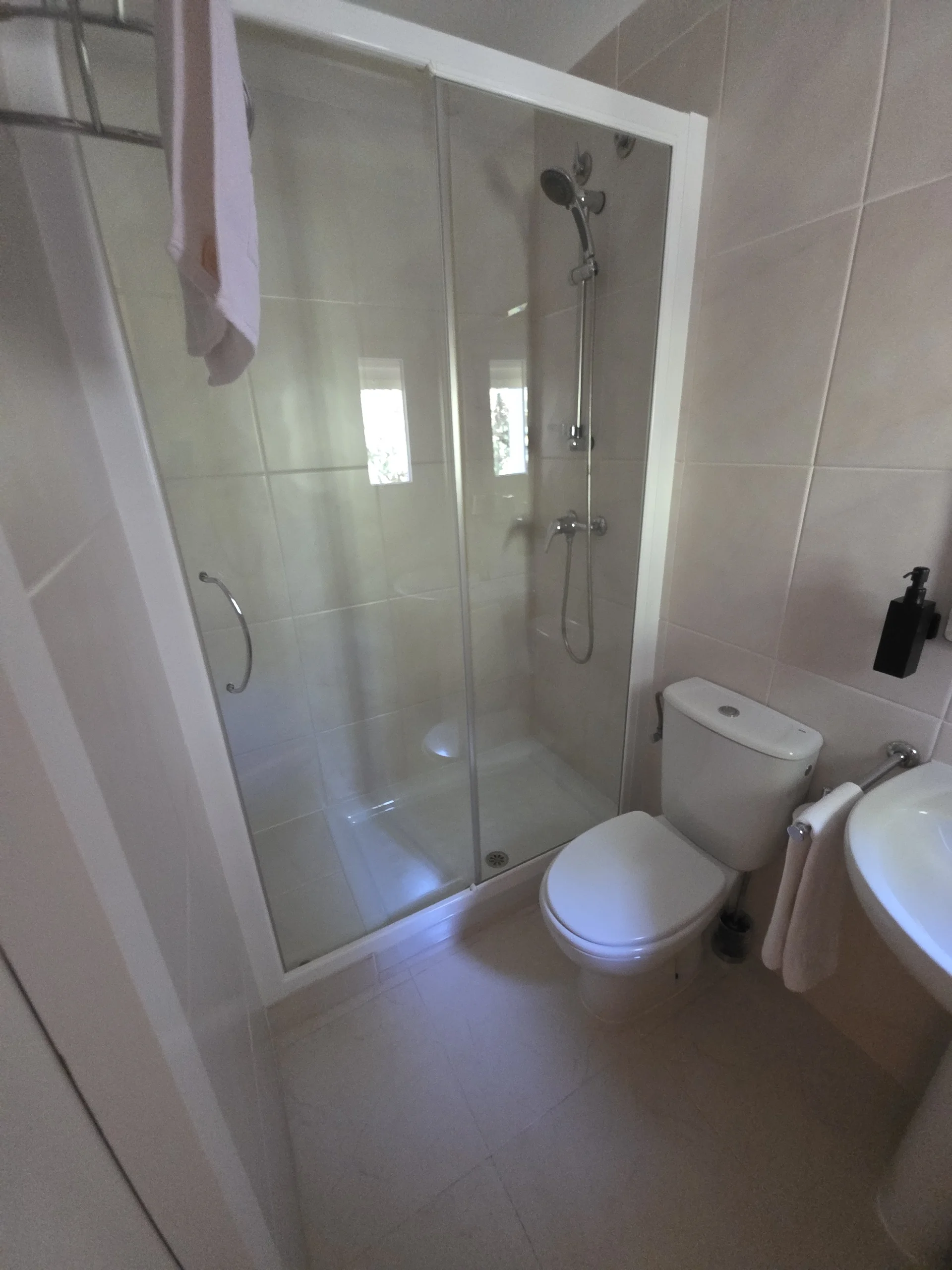 Helles Badezimmer mit Dusche im Pura Vida Pirineos in Jaca