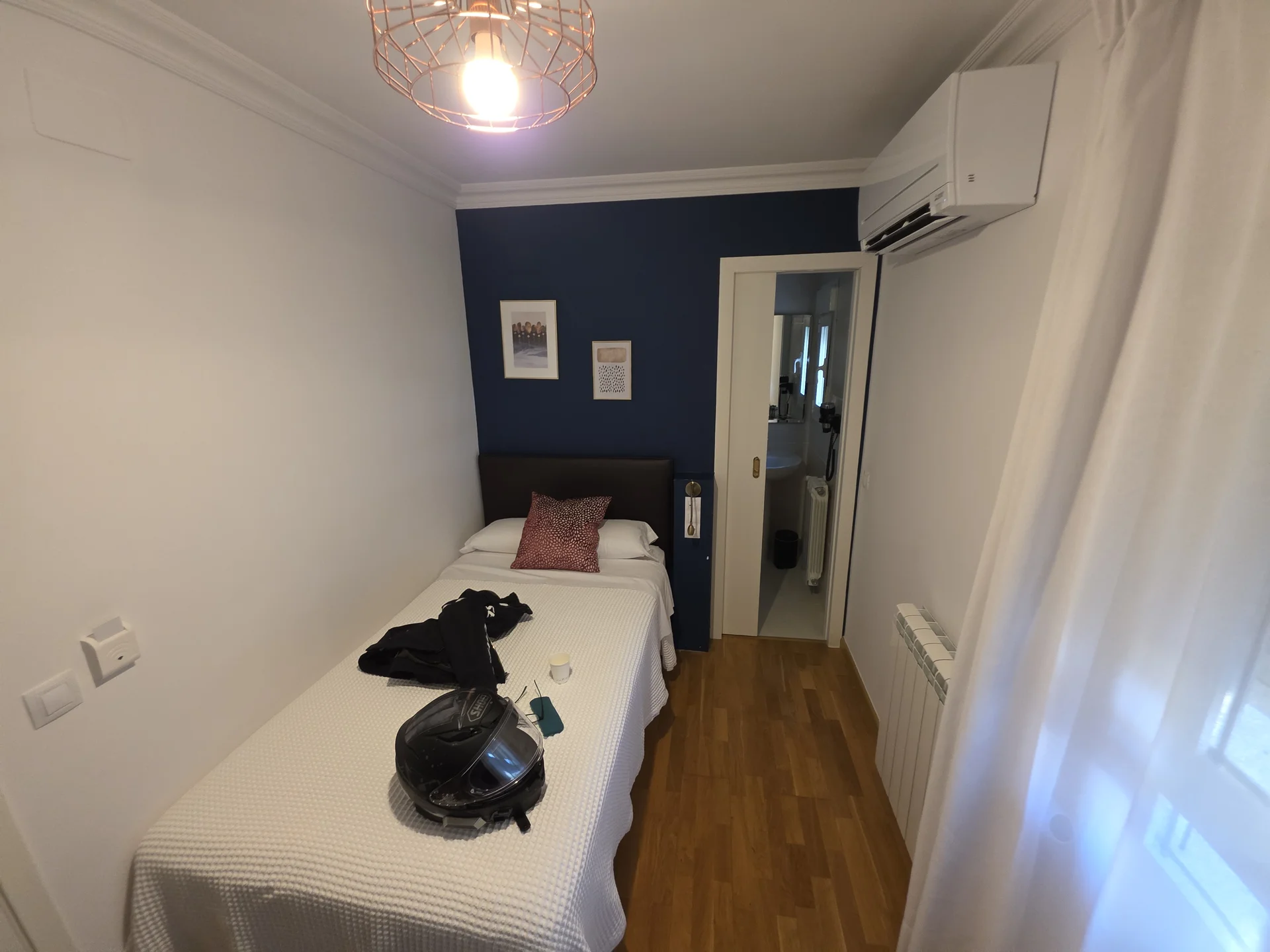Kompaktes Einzelzimmer mit Bett und Klimaanlage im Pura Vida Pirineos in Jaca