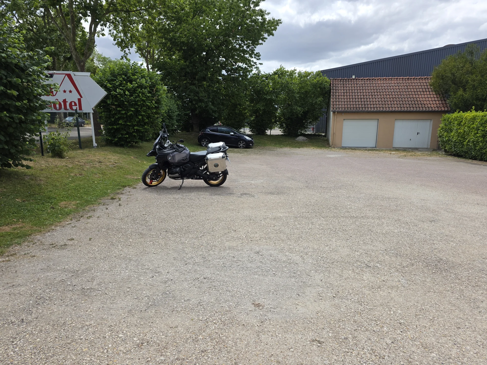 Hotels auf Motorradreise: BMW R 1300 GS Adventure auf dem Parkplatz des Villa Hôtel bei Troyes