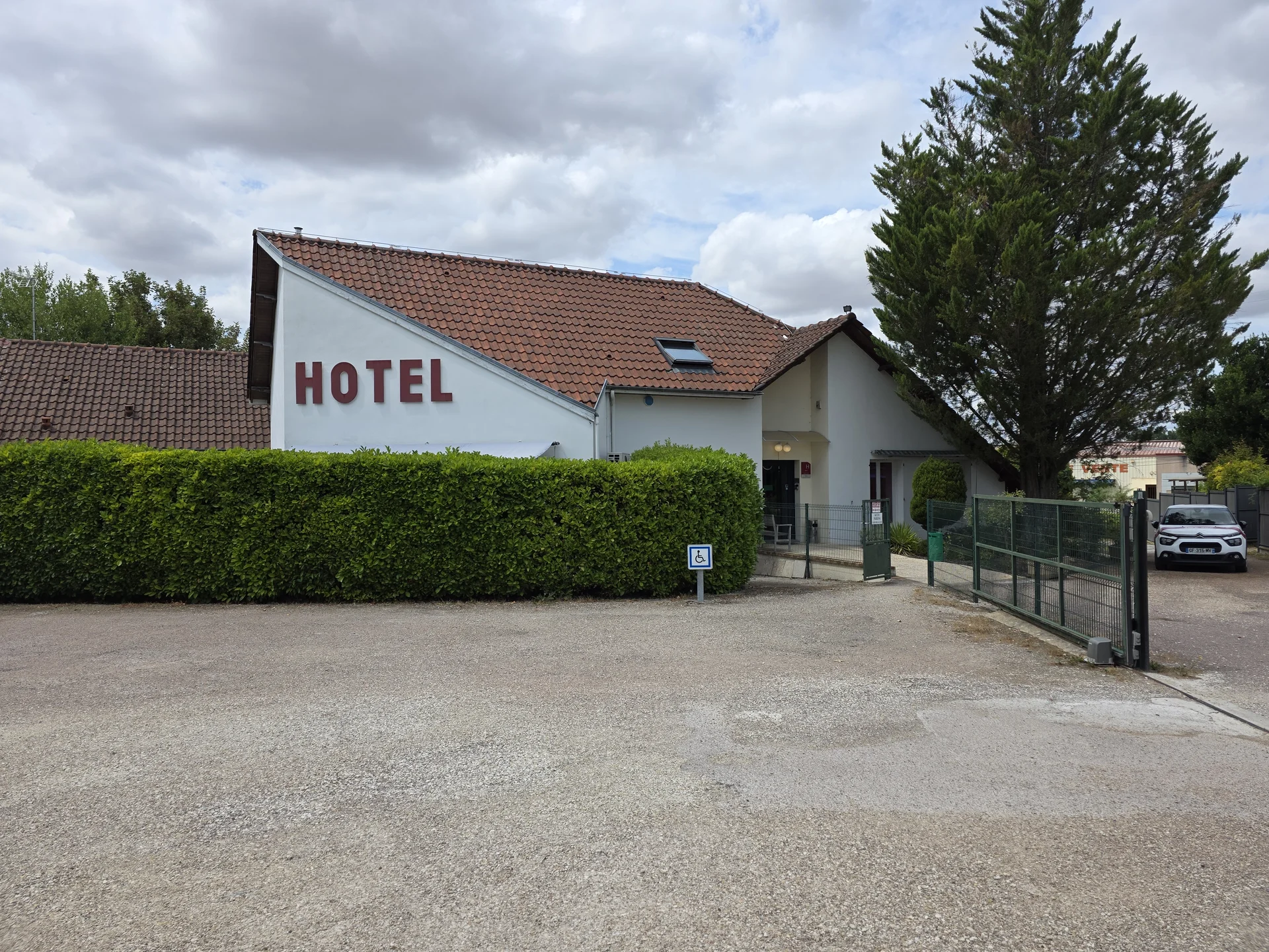 Außenansicht des Villa Hôtel in Saint-André-les-Vergers bei Troyes