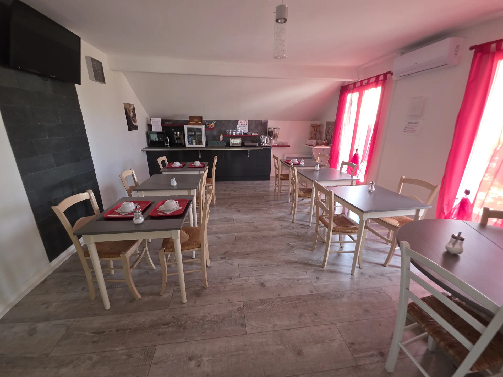 Heller Frühstücksraum im Villa Hôtel mit eingedeckten Tischen und Buffetbereich