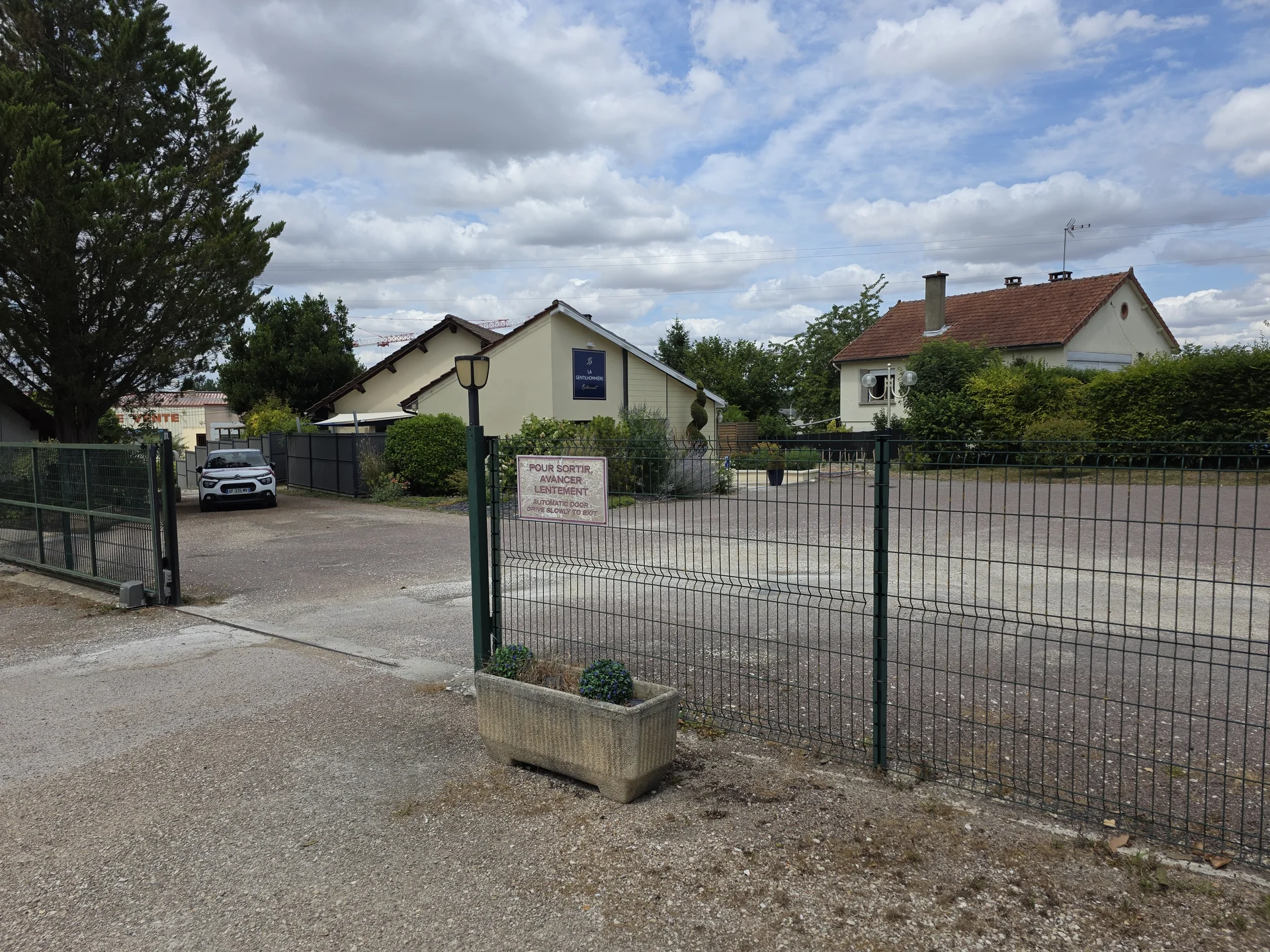Großzügiger Parkplatz hinter der Zufahrt des Villa Hôtel in Saint-André-les-Vergers
