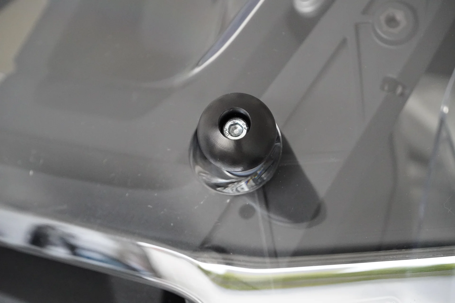Nahaufnahme einer schwarzen Kugelflex-Alukugel mit zentraler Innensechskantschraube am Windschild der BMW R 1300 GS Adventure.