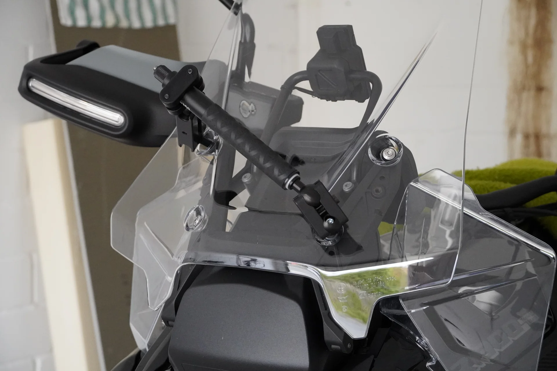 Kugelflex-Kamerahalterung mit eingefahrenem Insta360-Teleskopstab vor dem Windschild der BMW R 1300 GS Adventure.