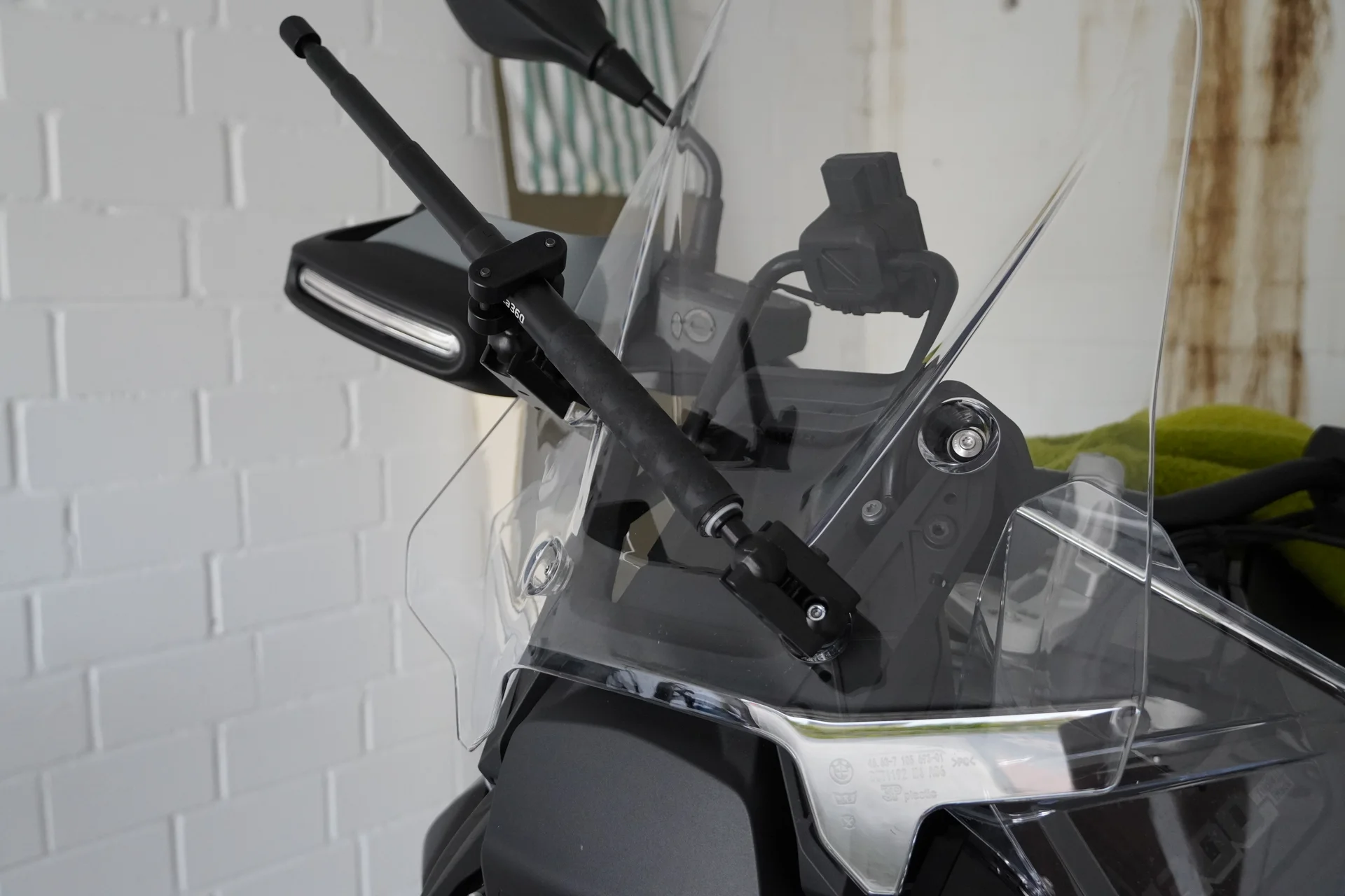 Frontkamerahalterung mit teilweise ausgezogenem Insta360-Teleskopstab an der BMW R 1300 GS Adventure.