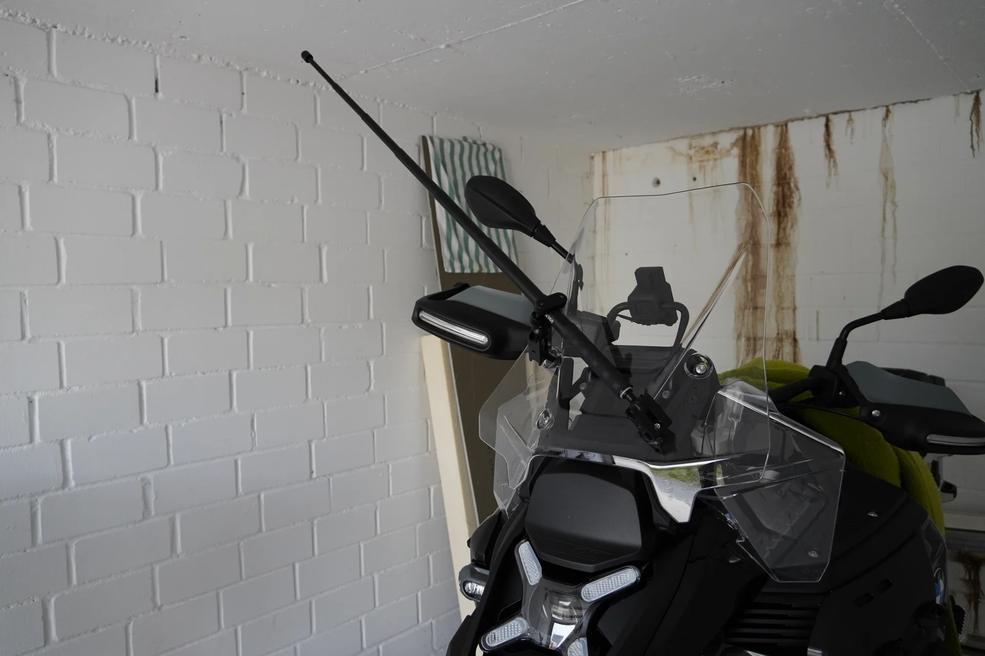 BMW R 1300 GS Adventure in einer Garage mit weit ausgezogenem Teleskopstab vor dem Windschild.